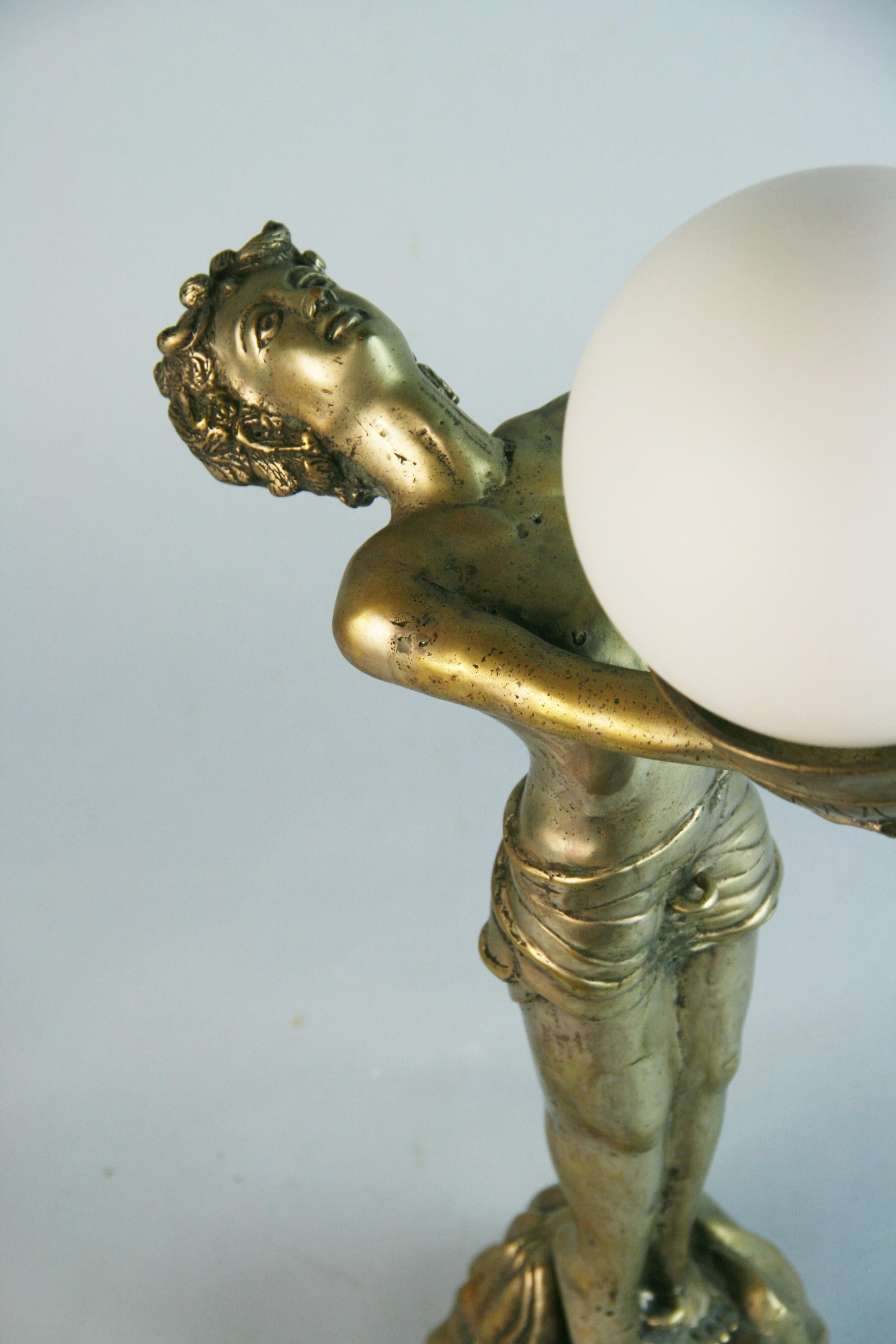 Lampe figurative Art Déco argentée avec globe en verre dépoli en vente 2