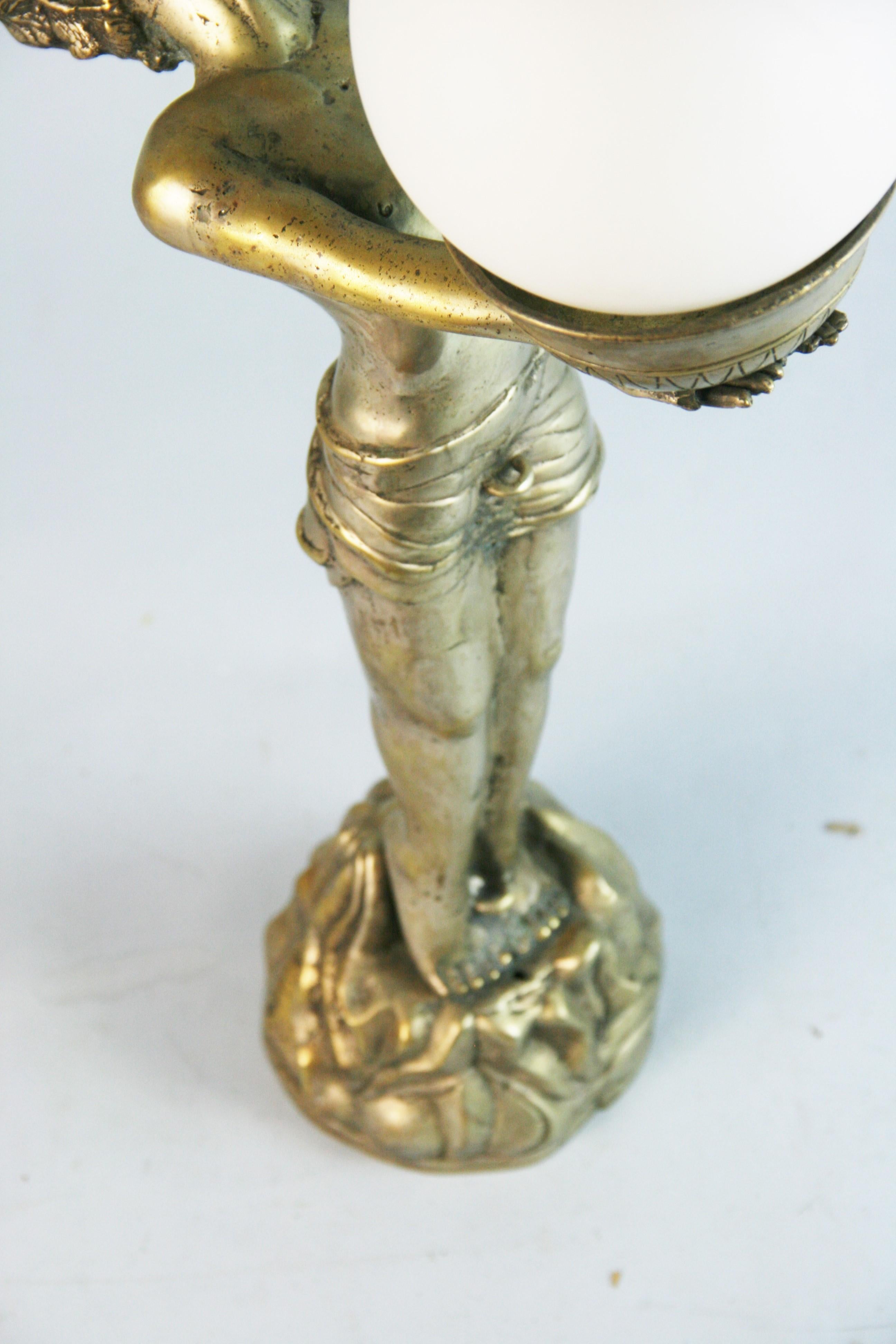 Lampe figurative Art Déco argentée avec globe en verre dépoli en vente 3