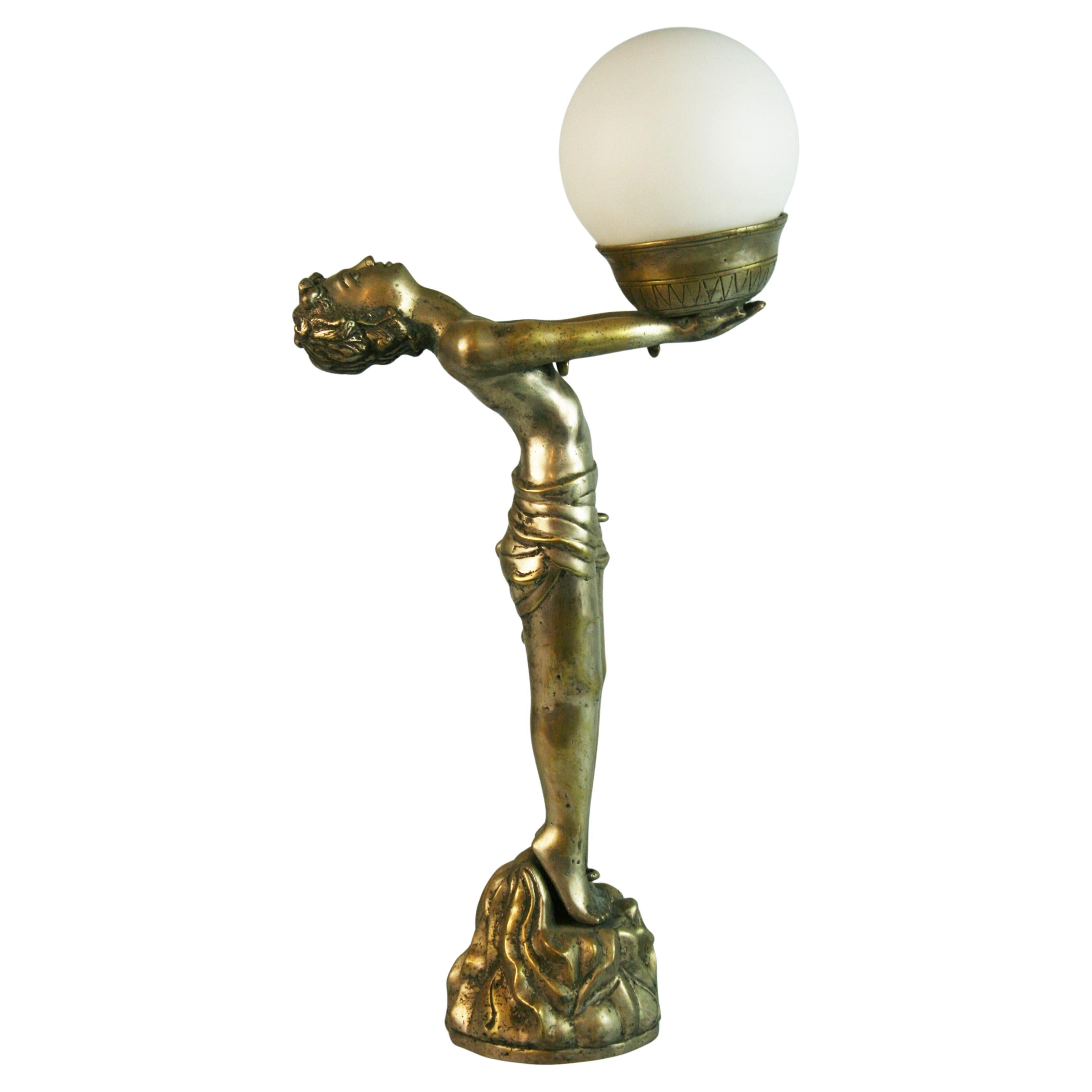 Lampada Figurale Art Deco argentata con globo di vetro smerigliato