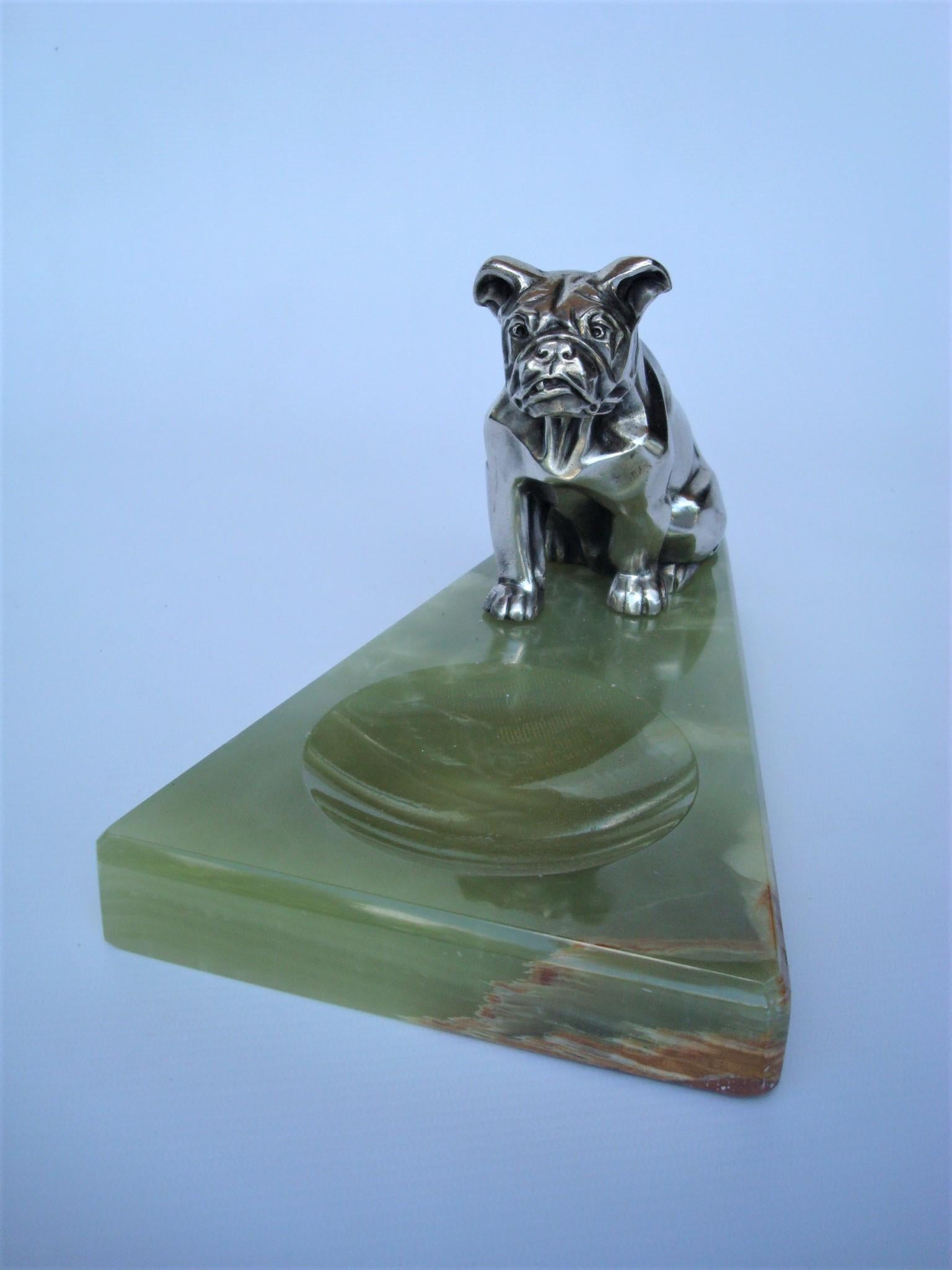 Cendrier ou plat à bijoux Art Déco en métal argenté représentant un bulldog, Irene Rochard, France en vente 2