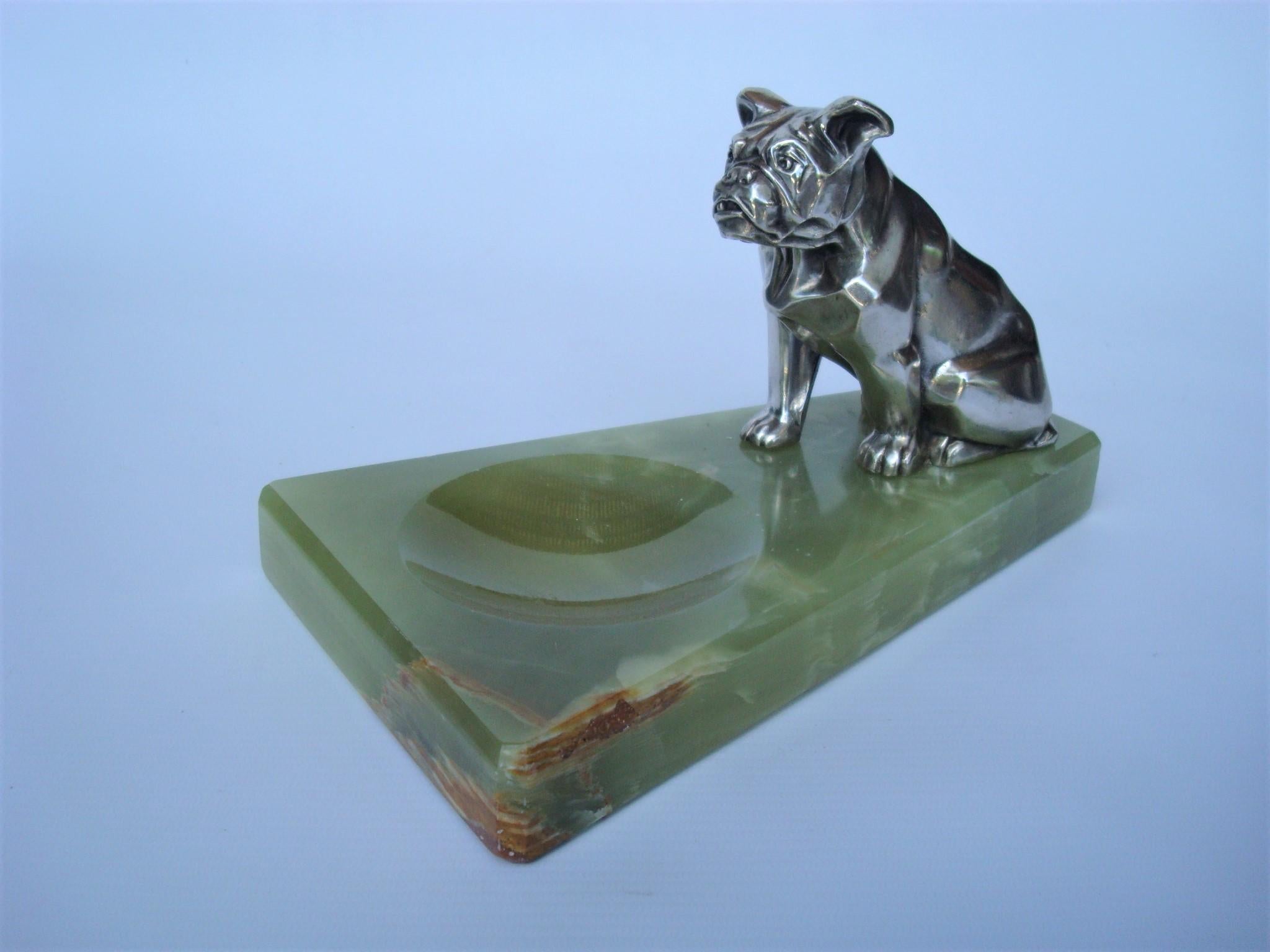 Cendrier ou plat à bijoux Art Déco en métal argenté représentant un bulldog, Irene Rochard, France en vente 3