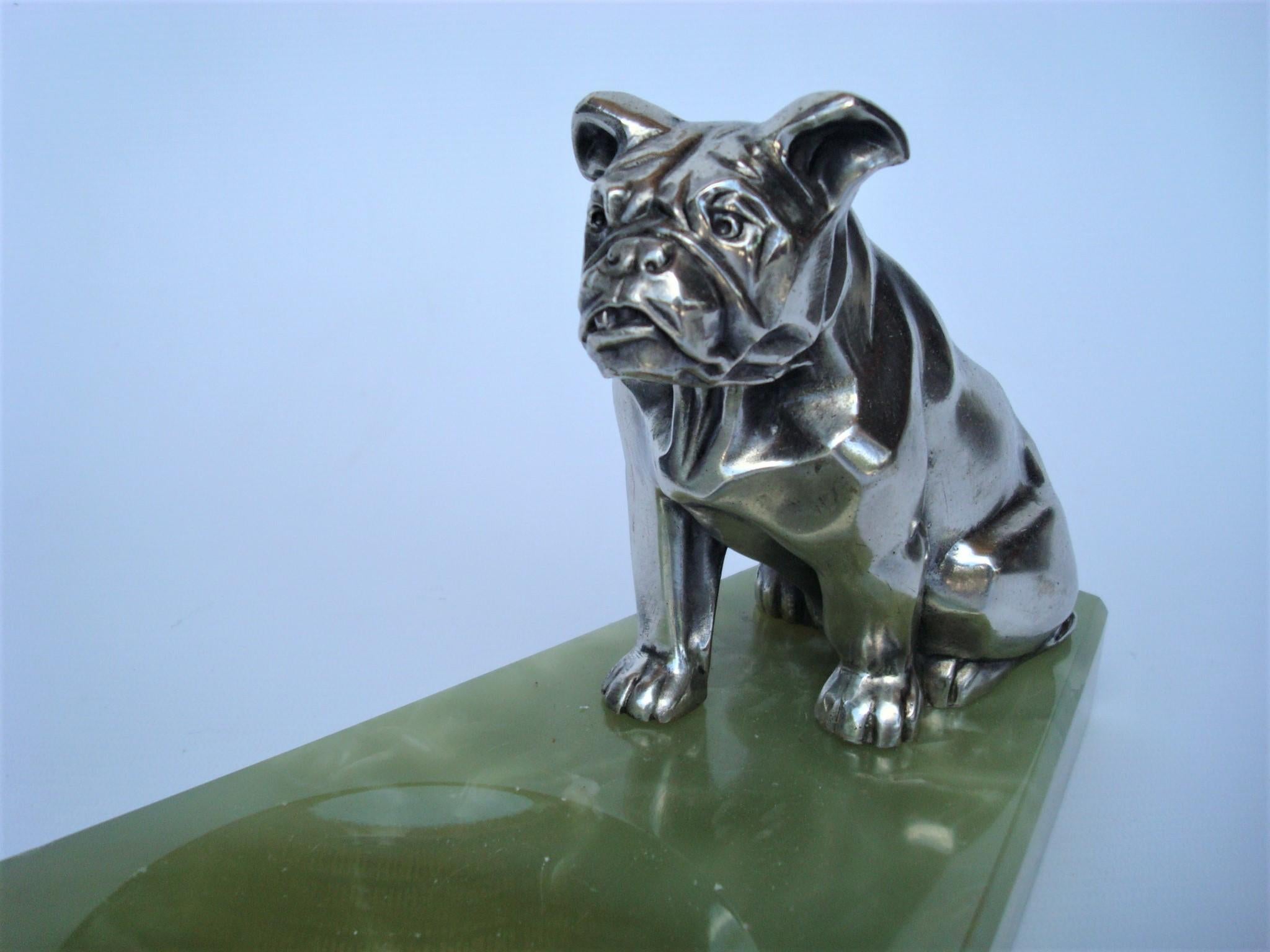 Art déco Cendrier ou plat à bijoux Art Déco en métal argenté représentant un bulldog, Irene Rochard, France en vente