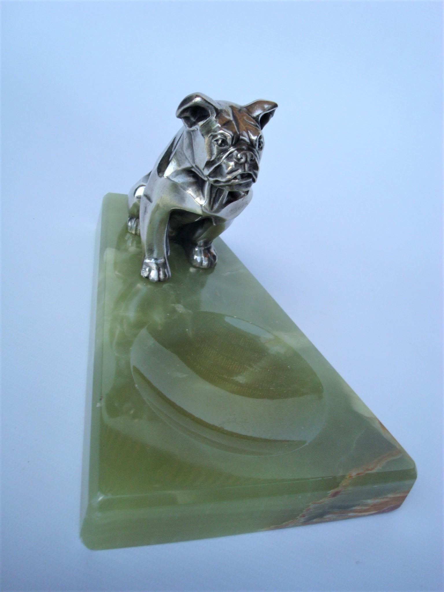 20ième siècle Cendrier ou plat à bijoux Art Déco en métal argenté représentant un bulldog, Irene Rochard, France en vente