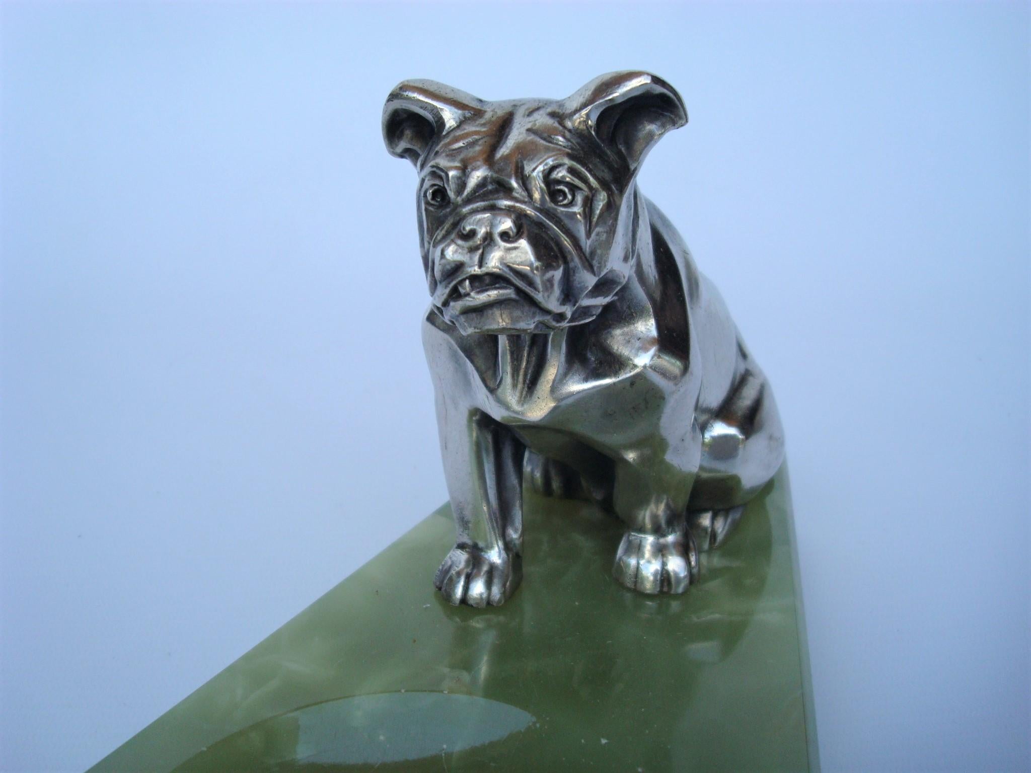 Cendrier ou plat à bijoux Art Déco en métal argenté représentant un bulldog, Irene Rochard, France en vente 1