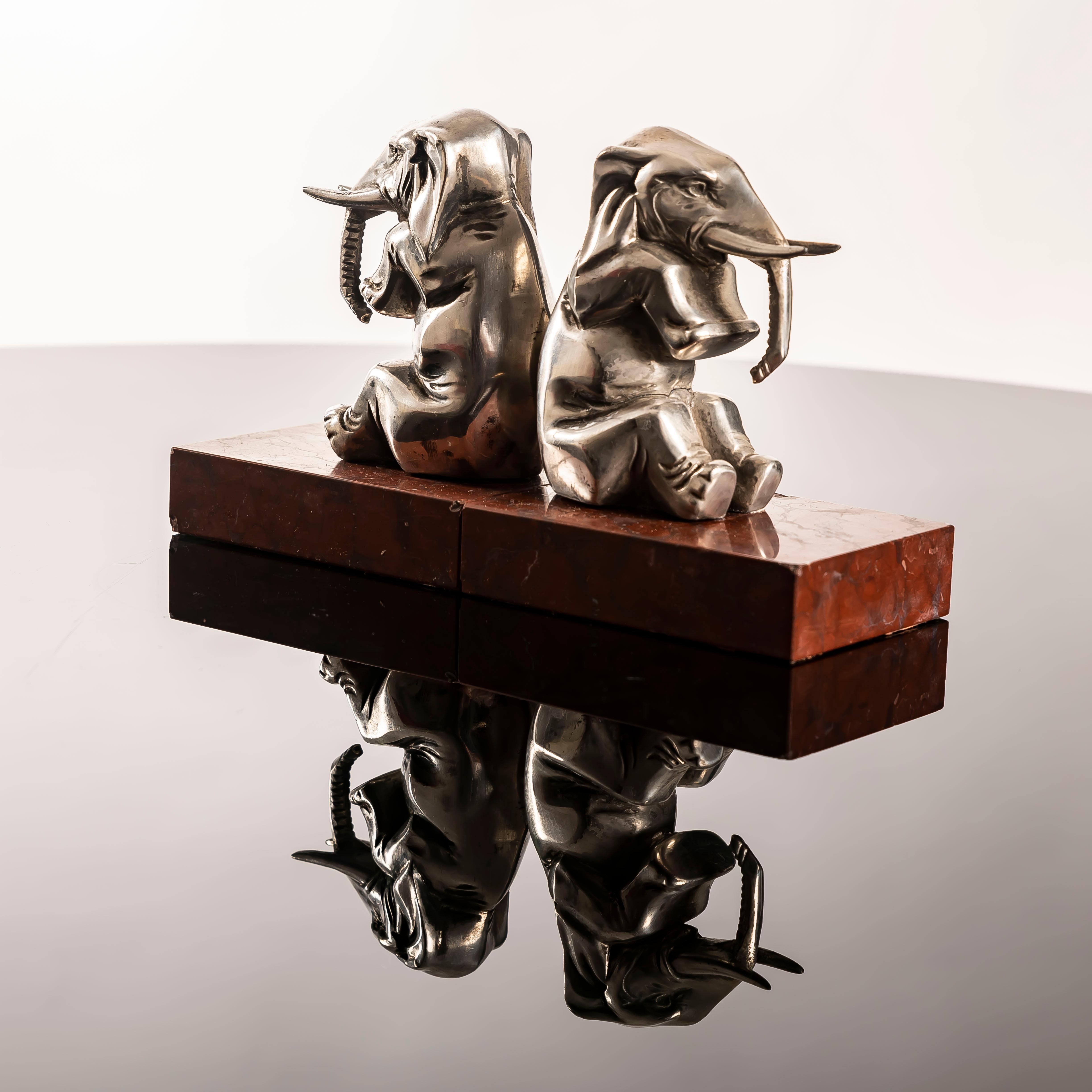 Sujetalibros Art Decó Elefante de metal plateado sobre mármol Rouge Royal, años 30 en venta 4