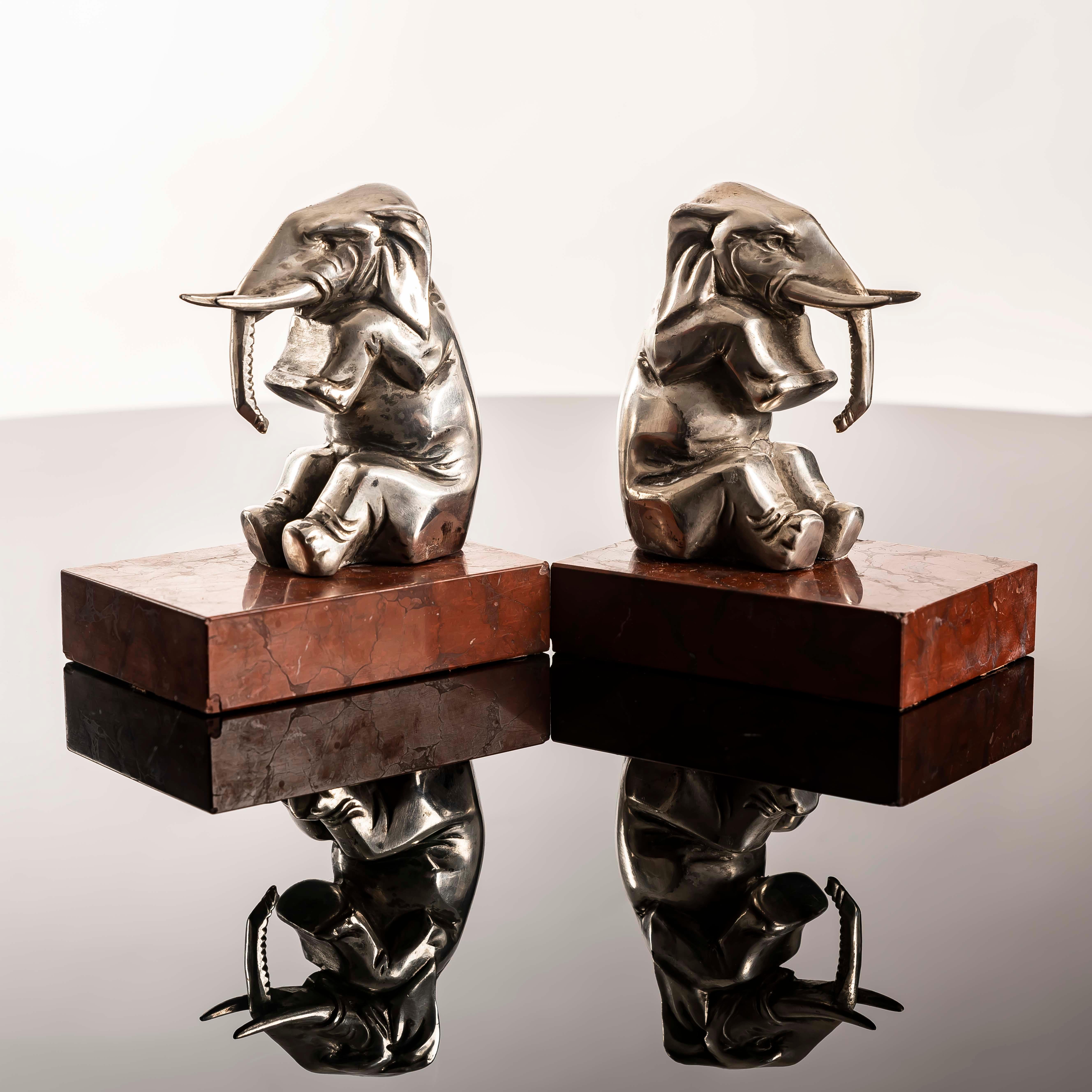 Sujetalibros Art Decó Elefante de metal plateado sobre mármol Rouge Royal, años 30 en venta 5