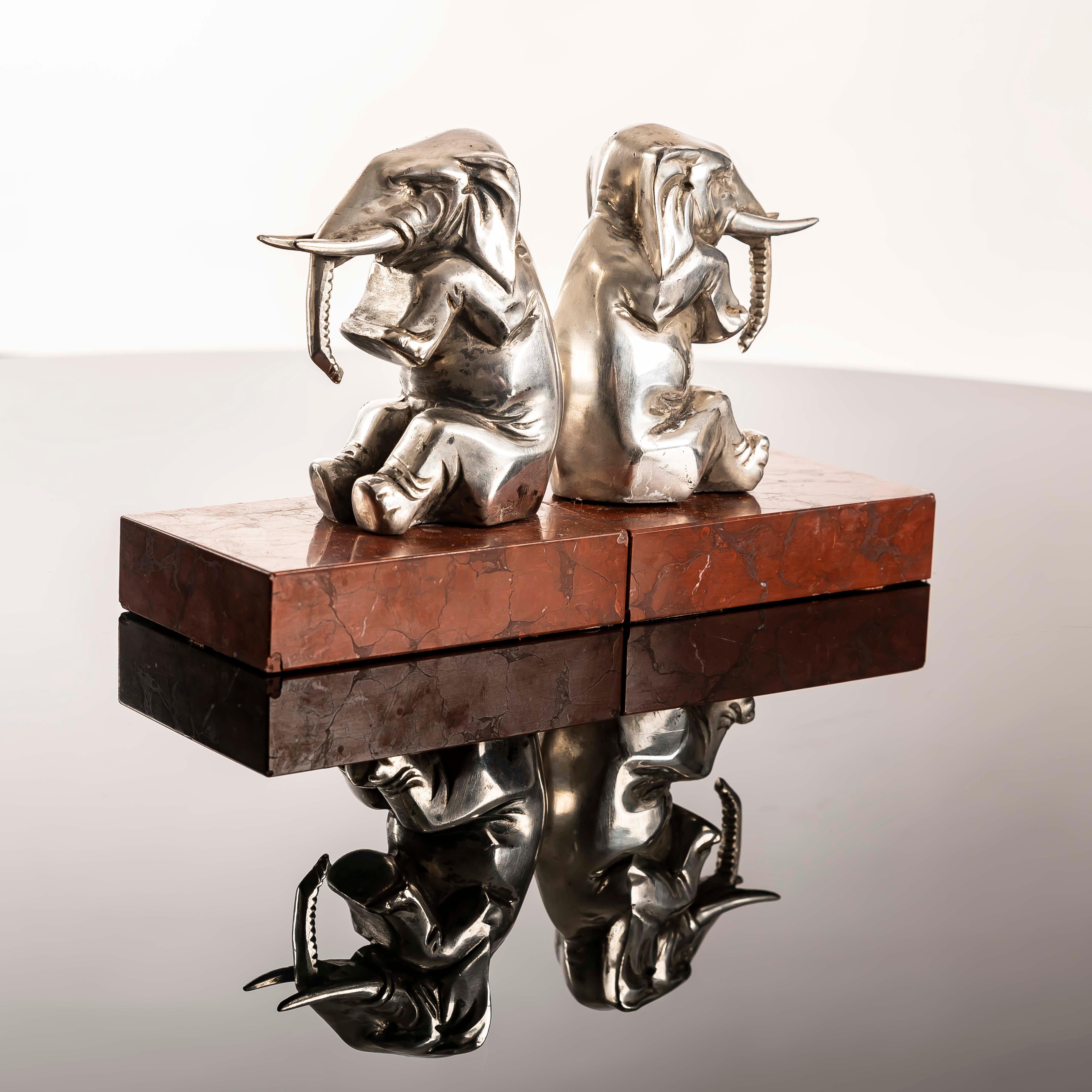 Sujetalibros Art Decó Elefante de metal plateado sobre mármol Rouge Royal, años 30 en venta 7