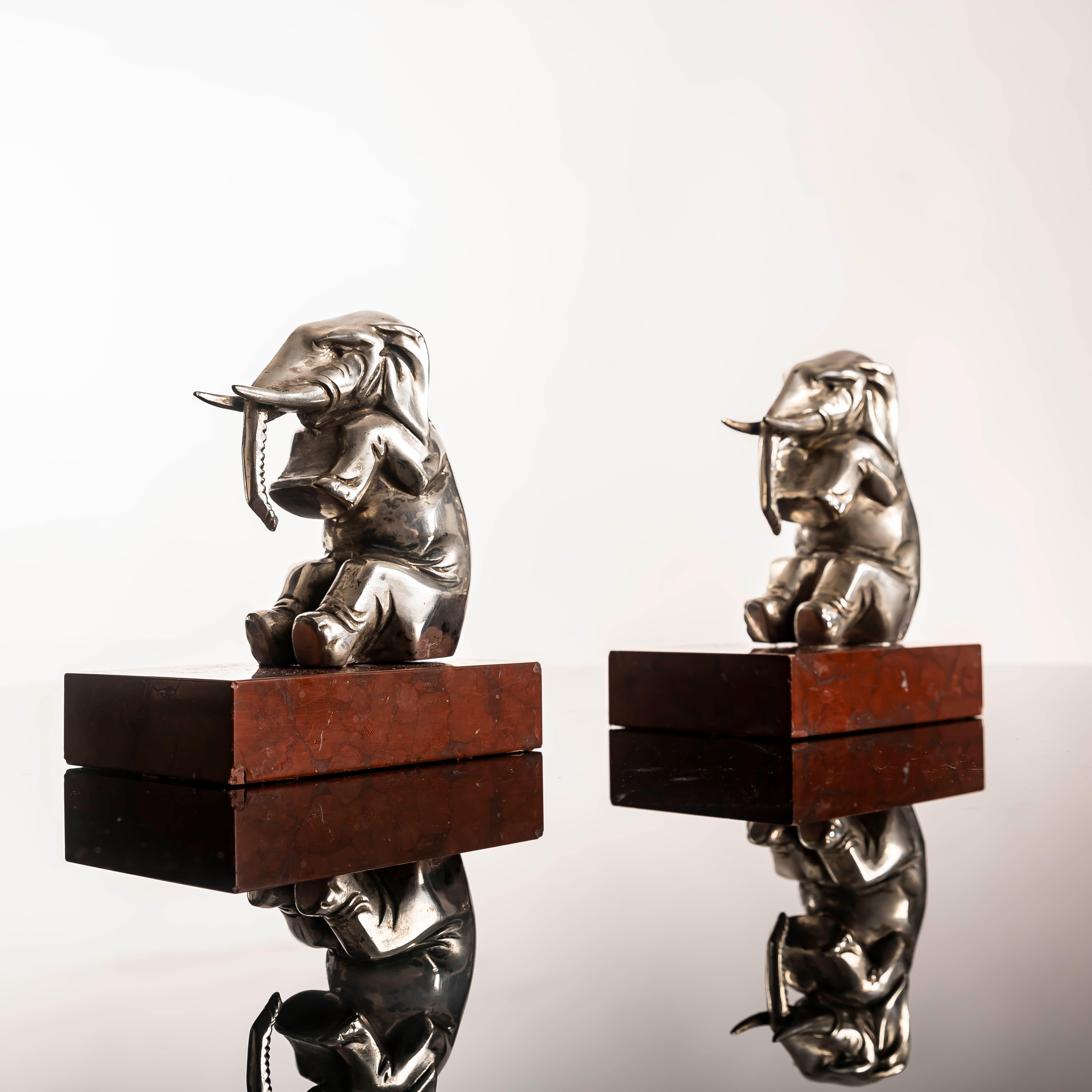 Sujetalibros Art Decó Elefante de metal plateado sobre mármol Rouge Royal, años 30 Francés en venta