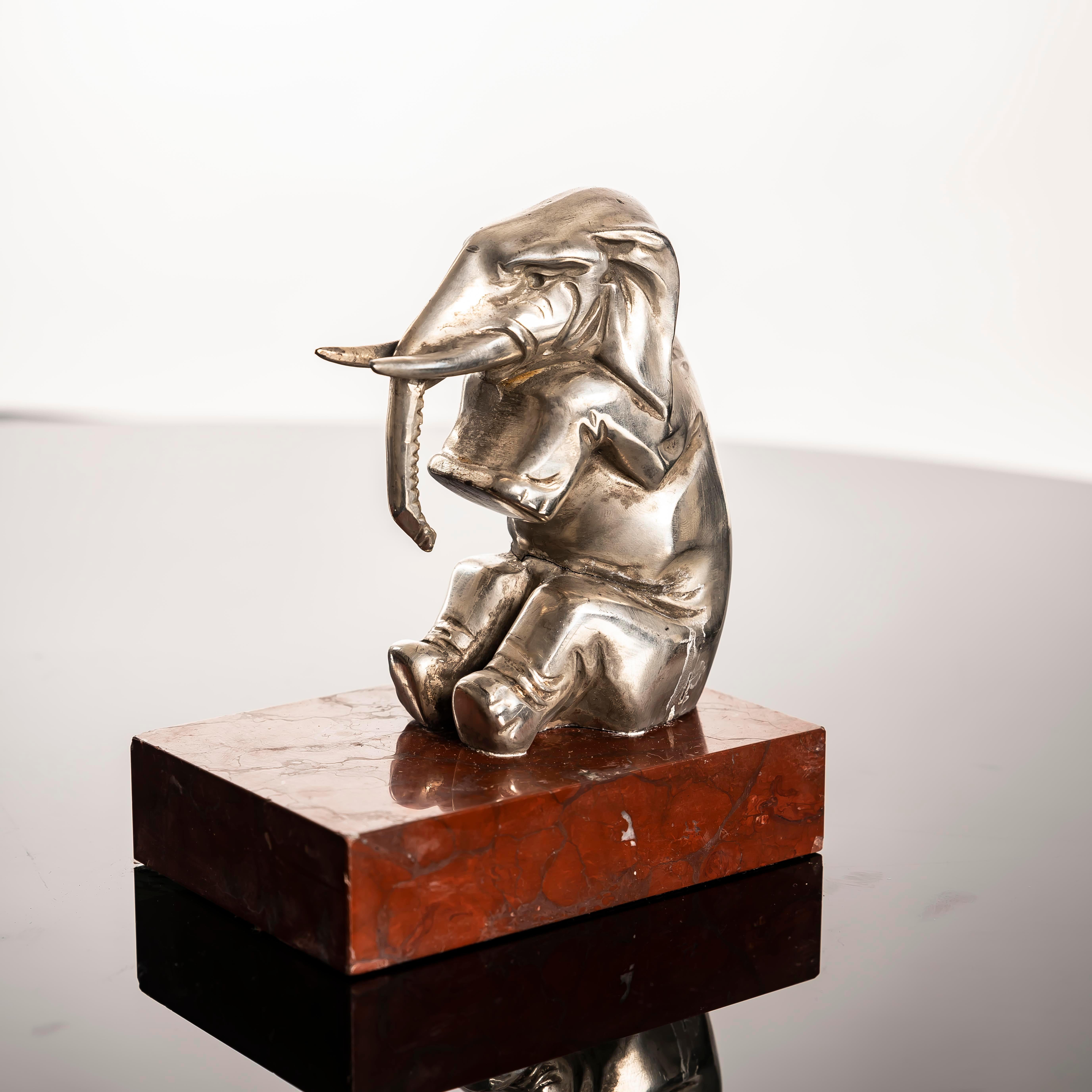 Sujetalibros Art Decó Elefante de metal plateado sobre mármol Rouge Royal, años 30 en Bastante bueno estado para la venta en BARCELONA, ES
