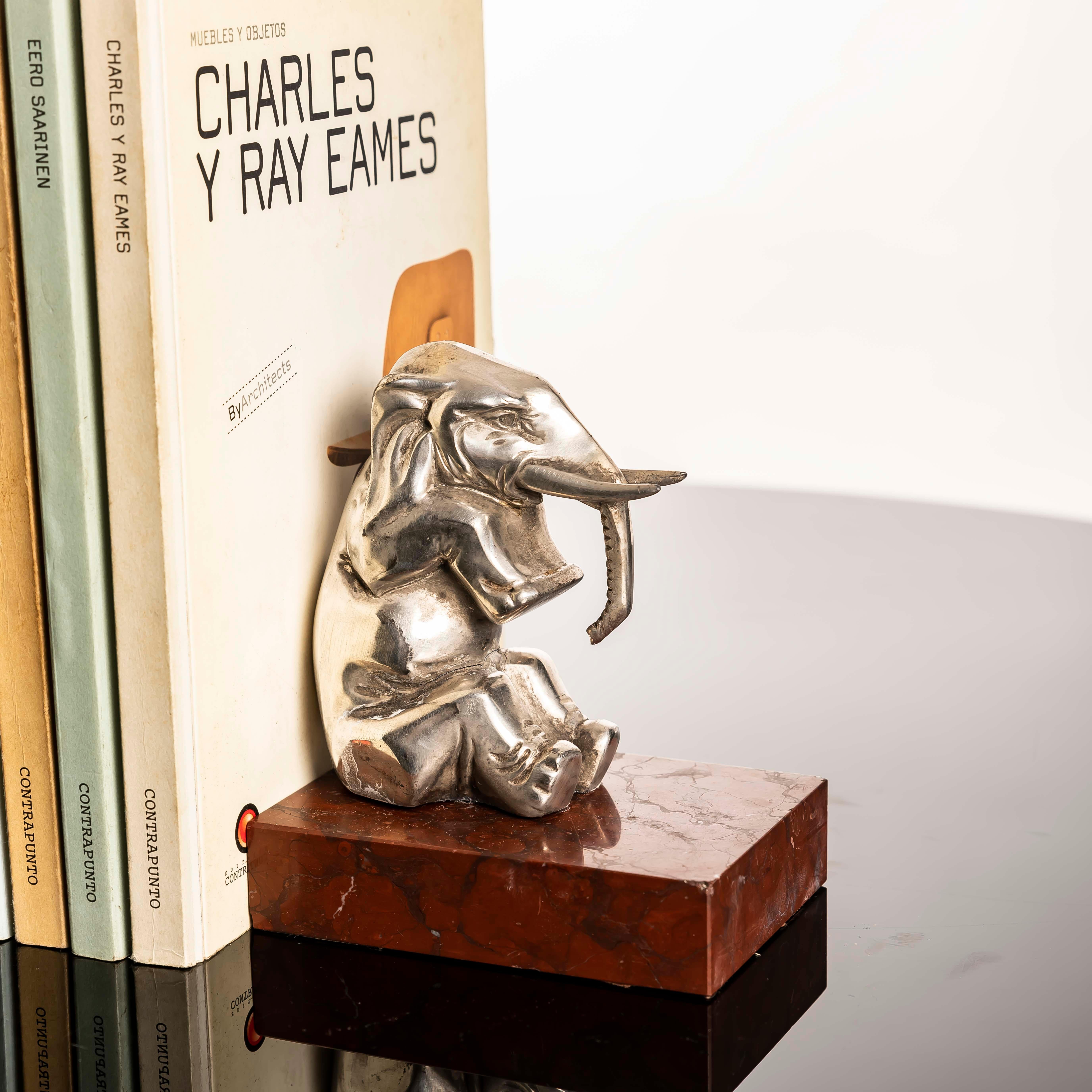 Sujetalibros Art Decó Elefante de metal plateado sobre mármol Rouge Royal, años 30 Metal en venta