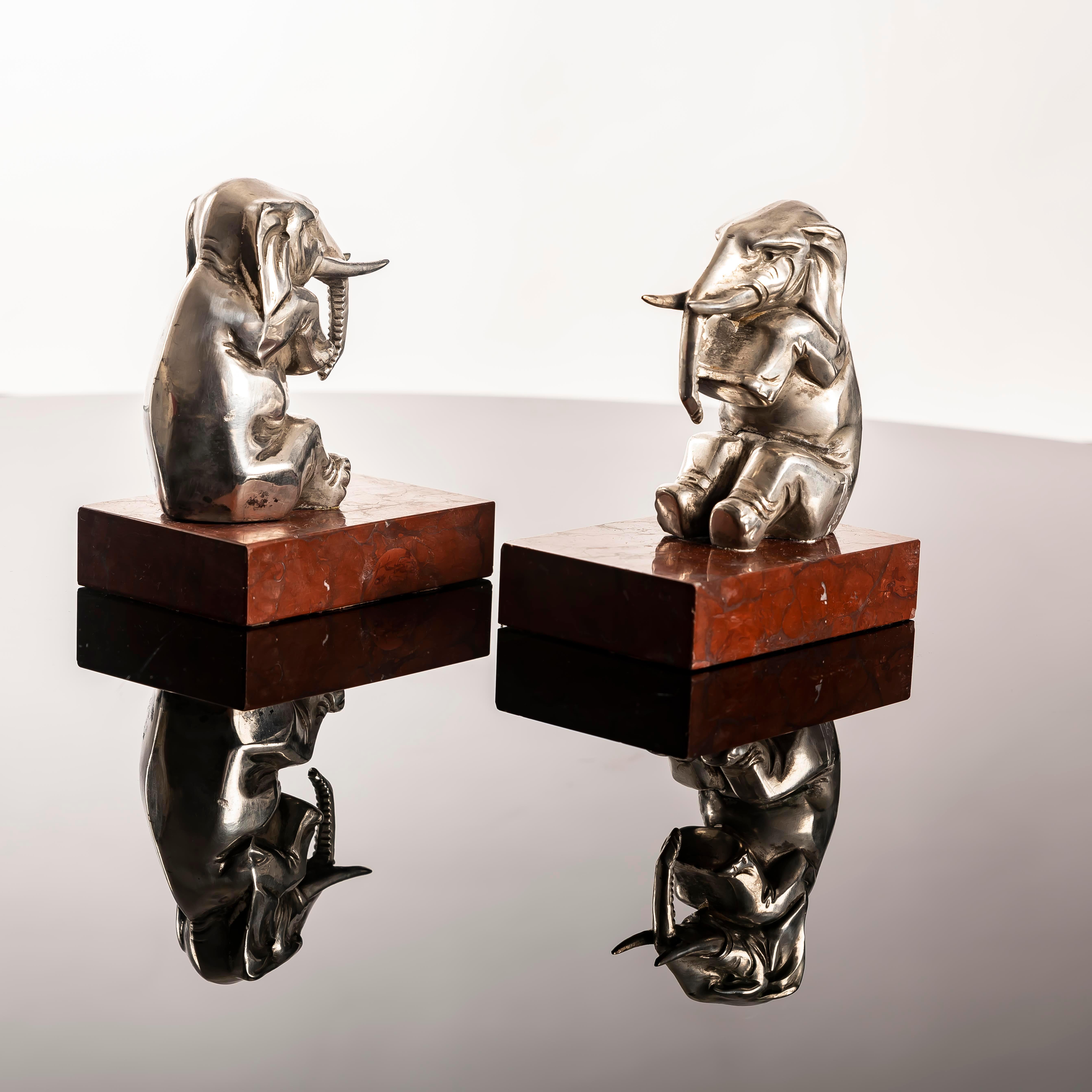 Sujetalibros Art Decó Elefante de metal plateado sobre mármol Rouge Royal, años 30 en venta 3