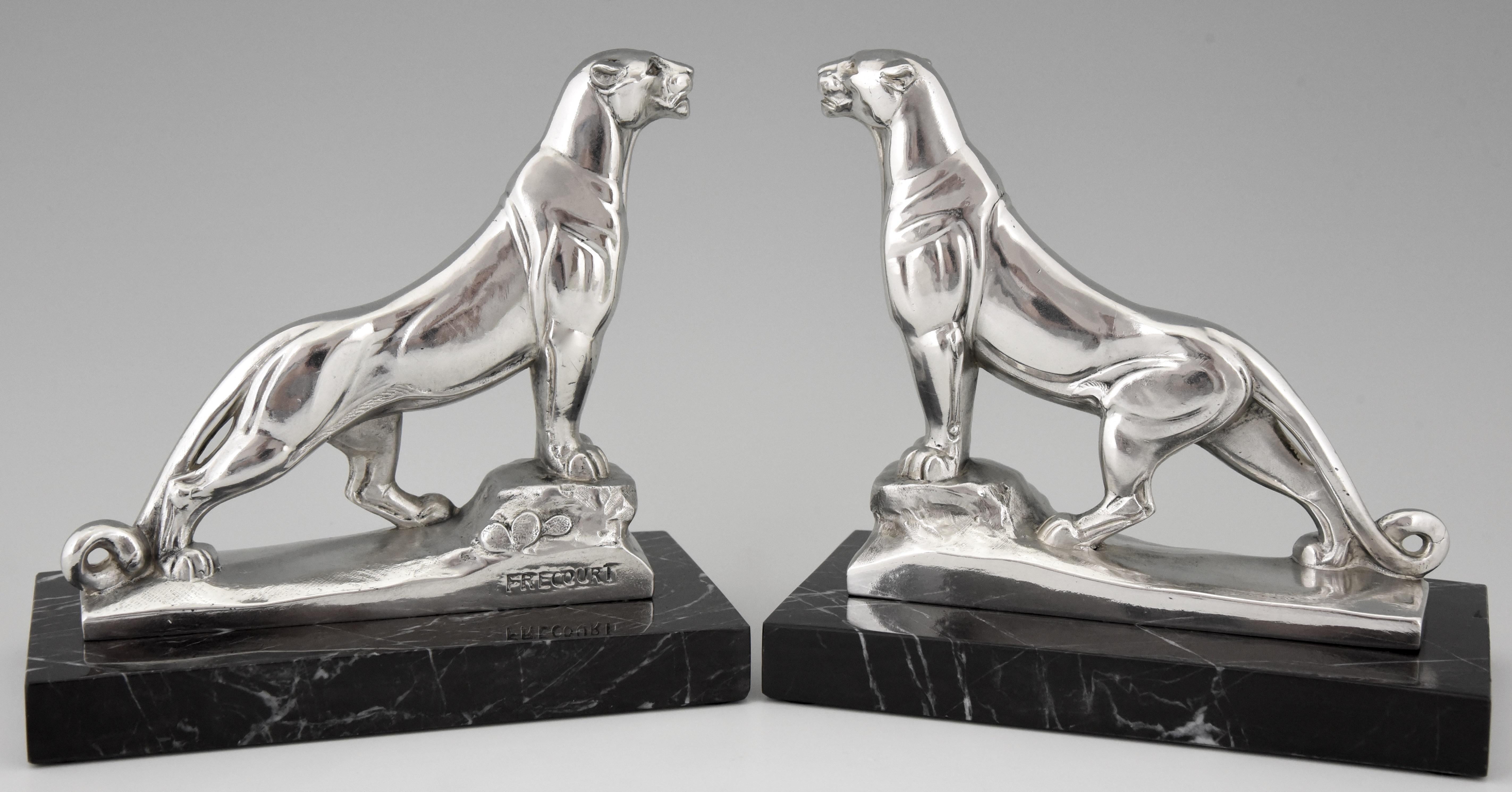 Beautiful pair of Art Deco bookends with panthers by the French artist Maurice Frecourt. The Art metal bookends are silver plated and stand on marble bases, France, 1930.
Dictionnaire des peintres,sculpteurs,dessinateurs et graveurs by E. Benezit.