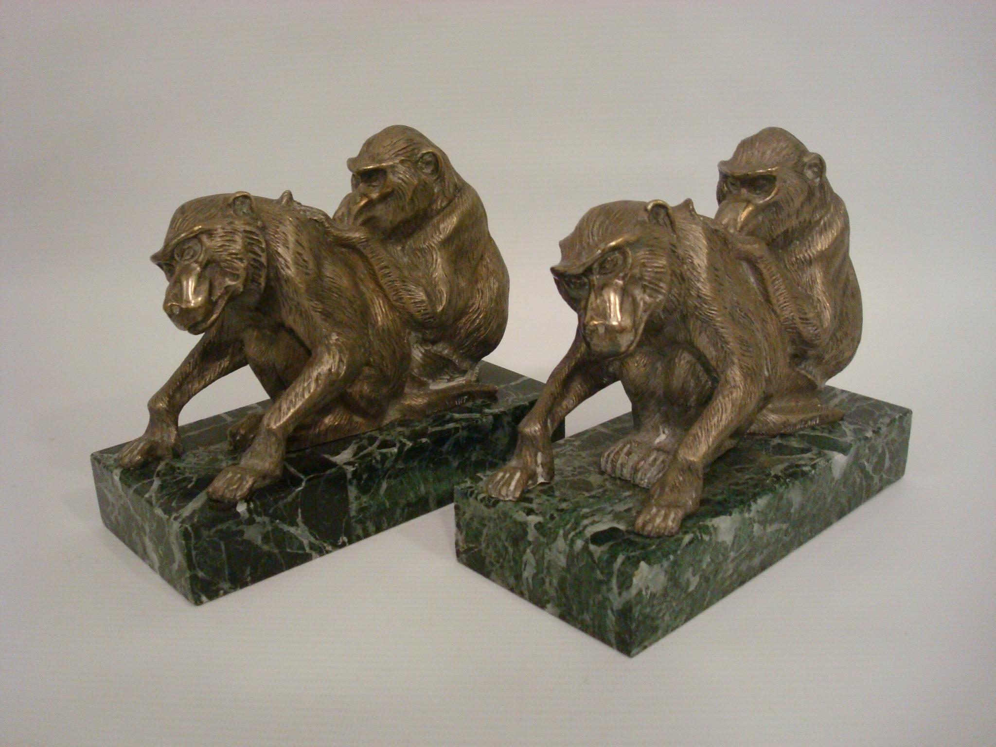 Très joli serre-livres Art Déco, paire de figures de singe. Montés sur des socles en marbre vert. Parfait pour les livres lourds. Signé Bourcart, France, vers 1925. Les singes ressemblent à des singes babouins d'Olive.