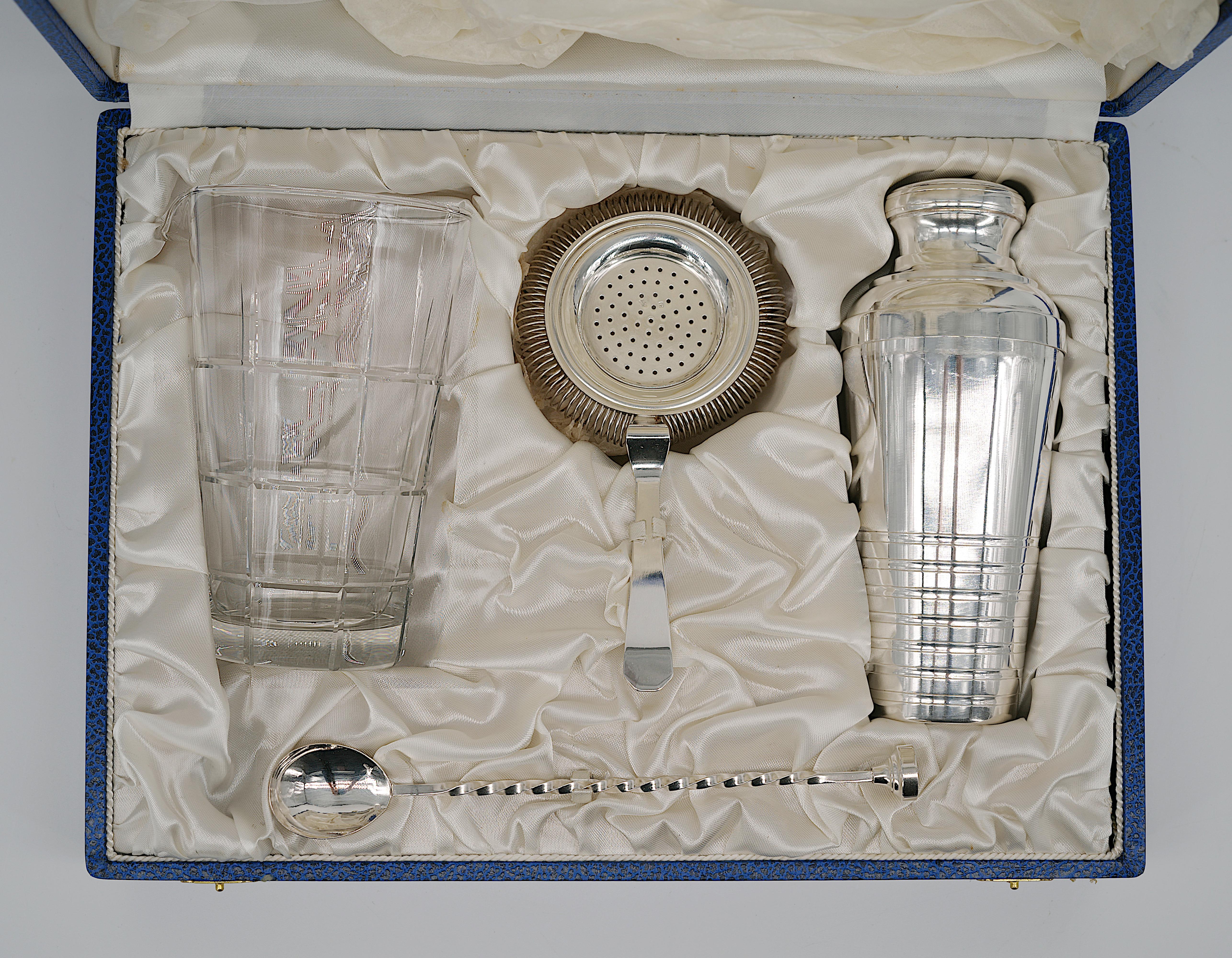 Caja agitadora Art Decó de plata y cristal, 1920 en venta 1
