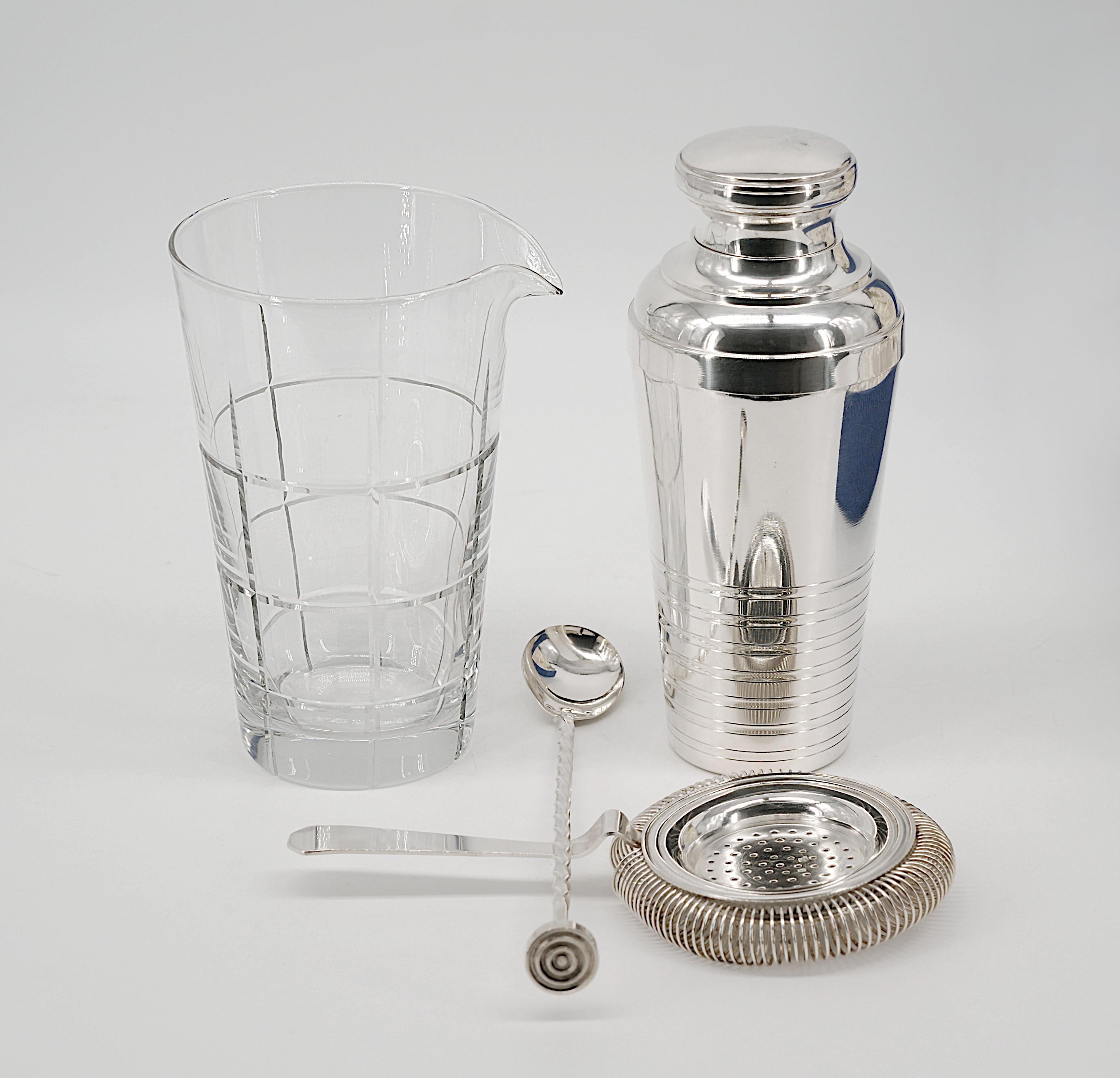 Caja agitadora Art Decó de plata y cristal, 1920 en venta 2