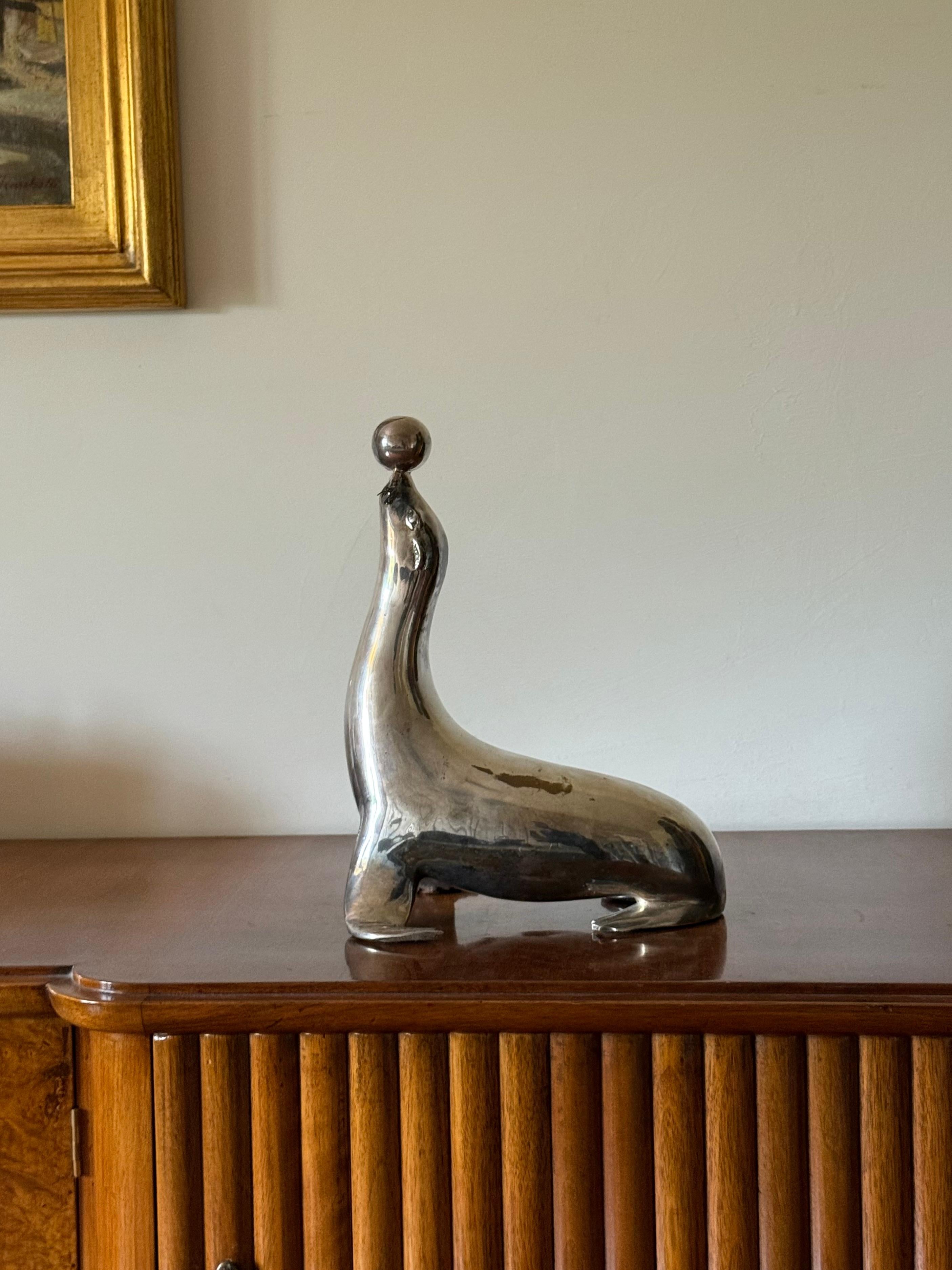 French Art deco silverplated brass Seal sculpture, France 1940s in vendita