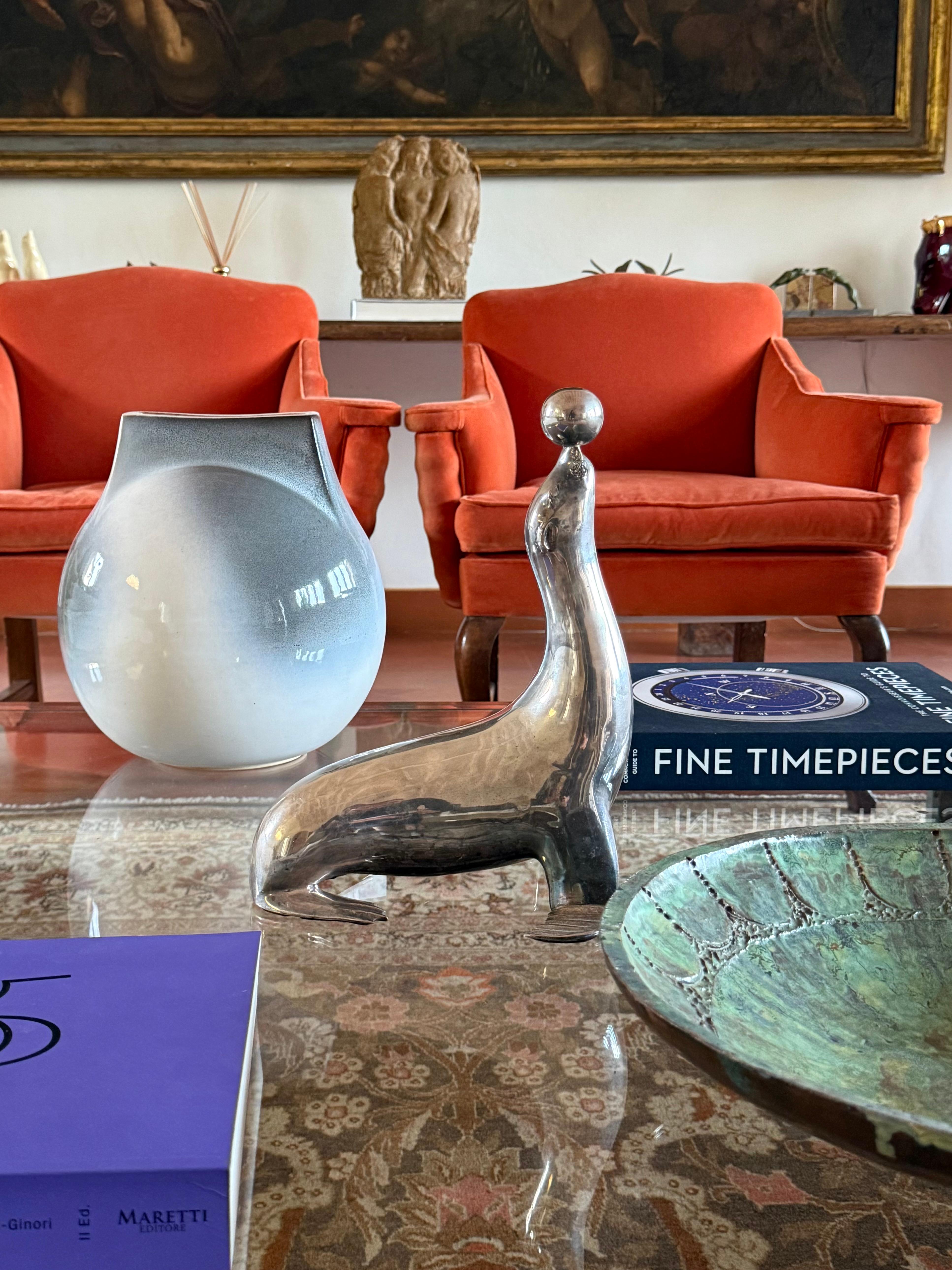 Art deco silverplated brass Seal sculpture, France 1940s In condizioni ottime in vendita a Firenze, IT