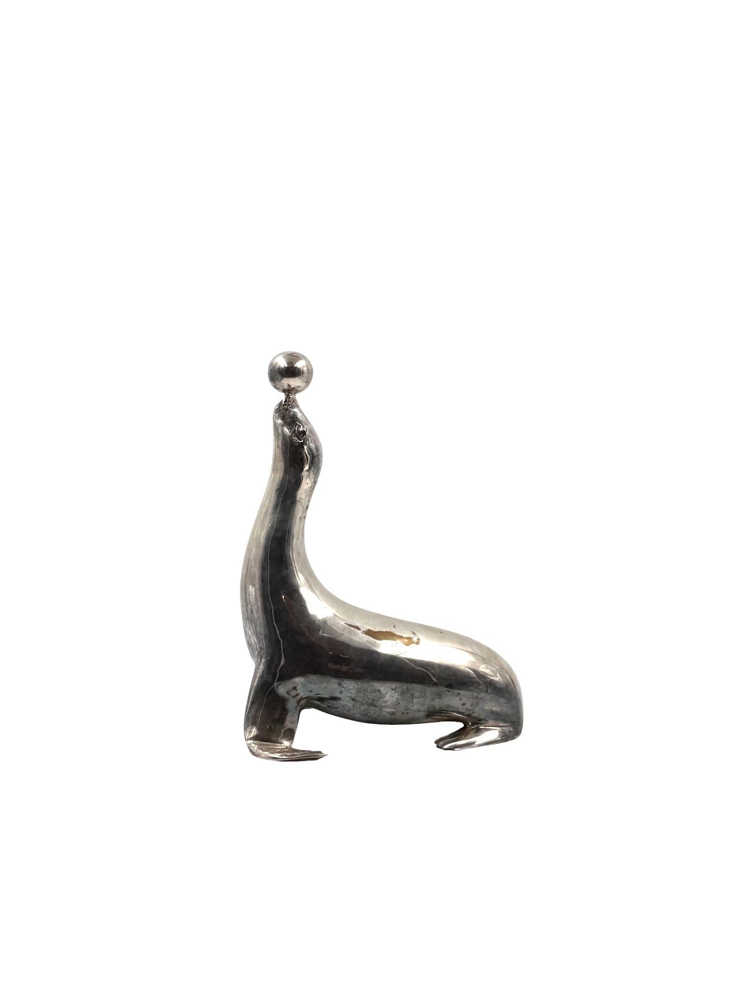 Placcato argento Art deco silverplated brass Seal sculpture, France 1940s in vendita