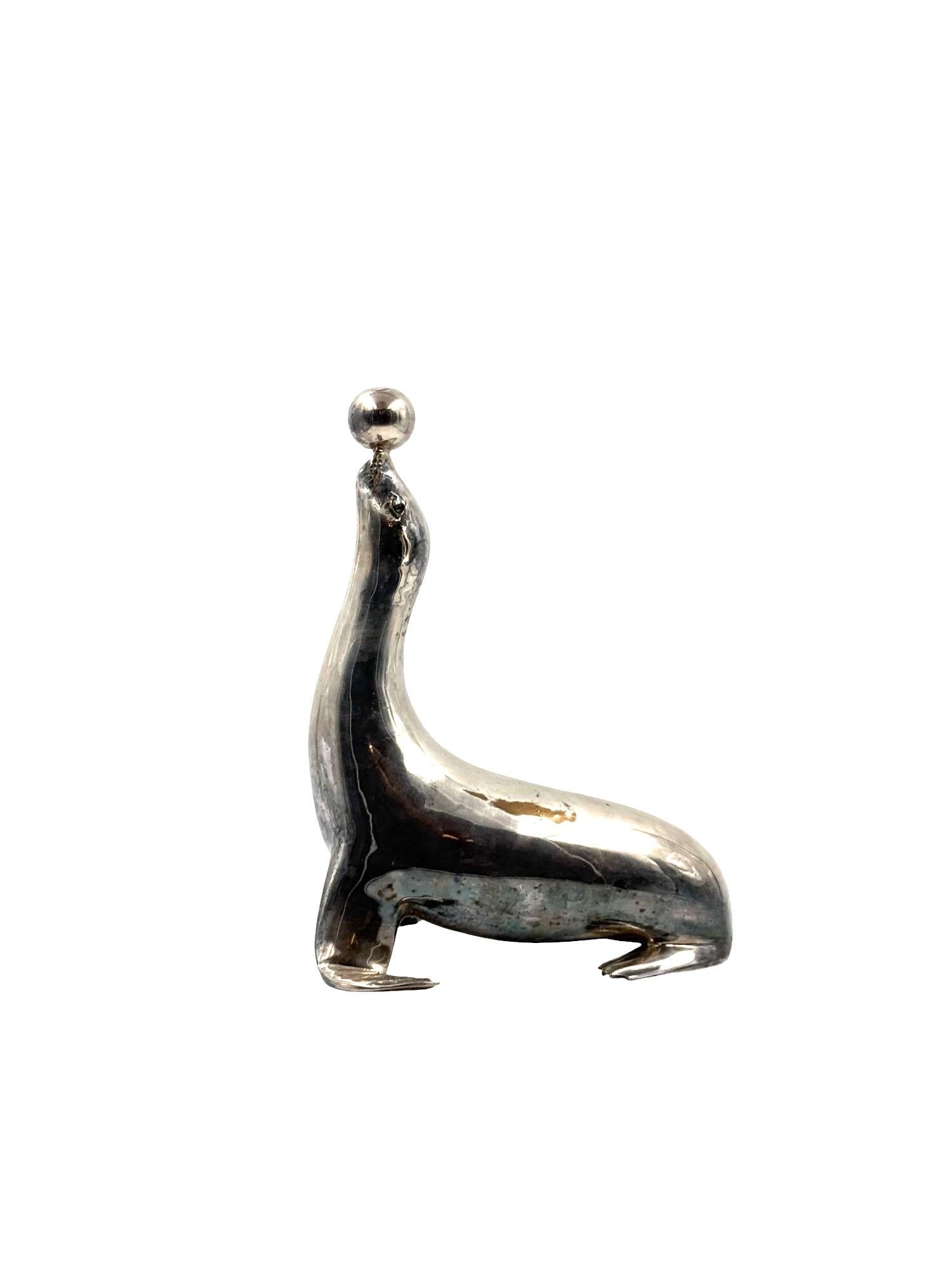 Art deco silverplated brass Seal sculpture, France 1940s in vendita 1