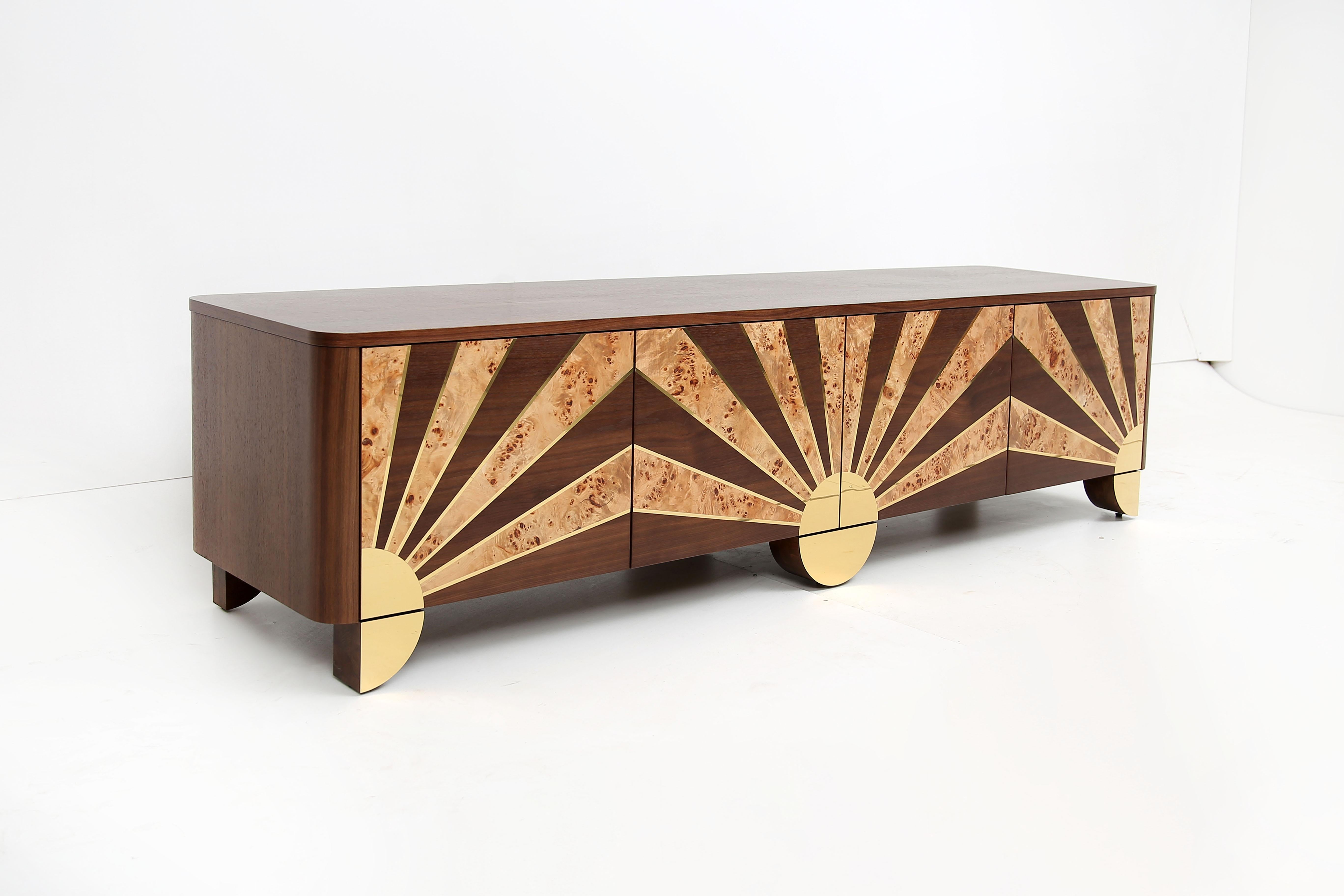 Media console Sinatra! A statement 4 -door console together with a push-pull opening mechanism to complete the contemporary look and feel. A fabulous console from a collection inspired by the Art Deco style Each item is truly precious, where metal