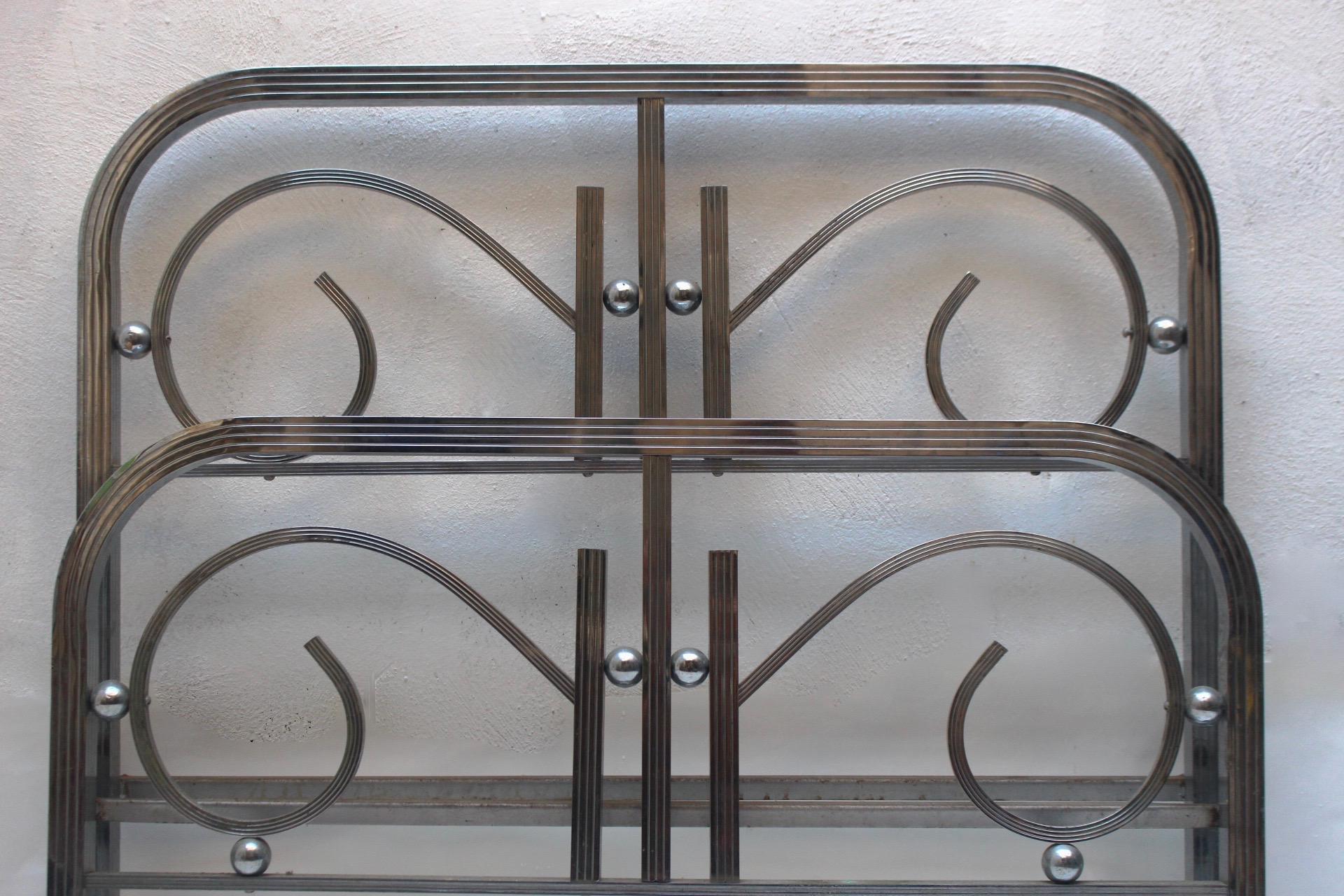 Art Deco nickeled brass bed, headboard and foot part, Spain, circa 1930s.
Fair condition. Note that both mattress support bars featuring oxide wear can be removed if need it.
Nickeled brass structures featuring visible wear, but without oxide