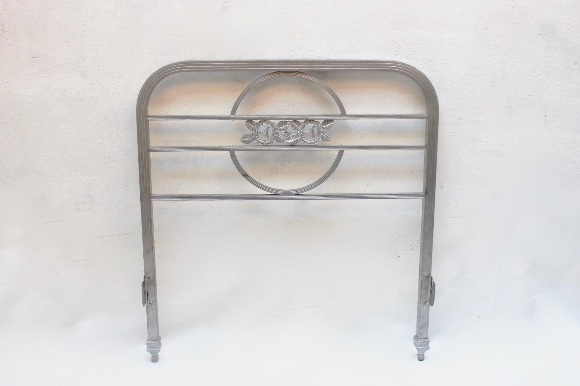 Art Deco nickeled brass bed, headboard and foot part, Spain, circa 1930s.
Fair condition. Note that both mattress support bars featuring oxide wear can be removed if need it.
Nickeled brass structures featuring visible wear, but without oxide