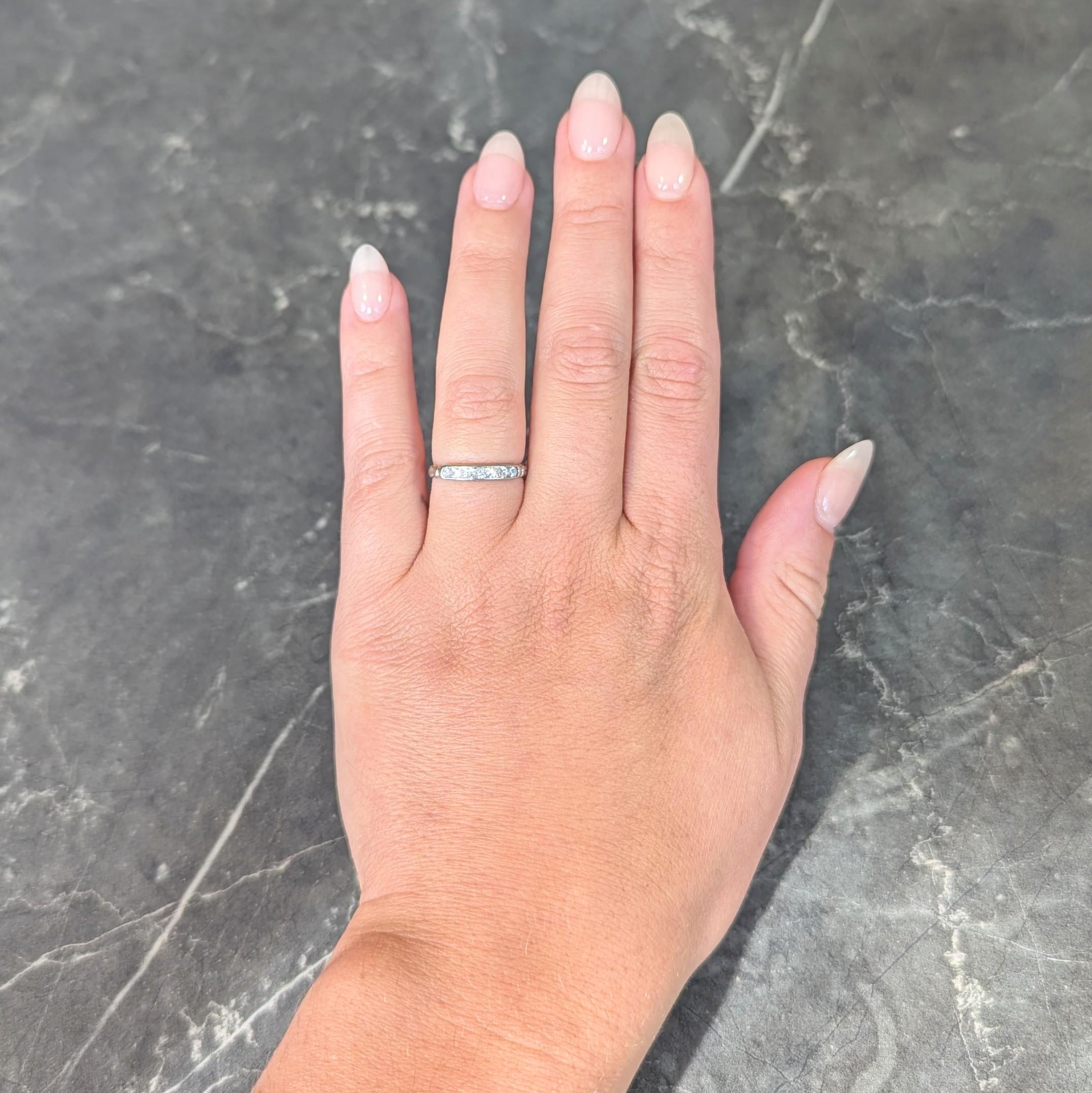 Mit sieben einzeln geschliffenen Diamanten im Kanal auf der Vorderseite 
Mit einem Gesamtgewicht von etwa 0,21 Karat 
Augenrein und hell - mit Maserung umrandet
Flankiert von  hochgezogene Schultern 
Mit gerilltem Detail
Gestempelt für 18 Karat
