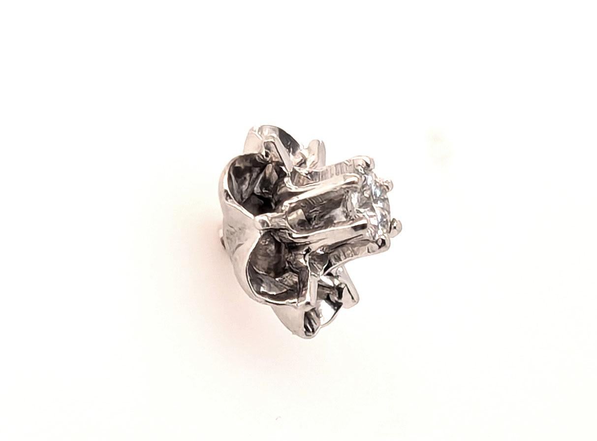 Genuine Original Antique from 1920's Art Deco Single Round Brilliant Diamond Stud Earring .25ct 14K White Gold


Features a Genuine Natural Mined F VS .25ct Round Brilliant Cut Diamond 

All Original

100% Natural Diamond

.25 Carat Diamond Weight