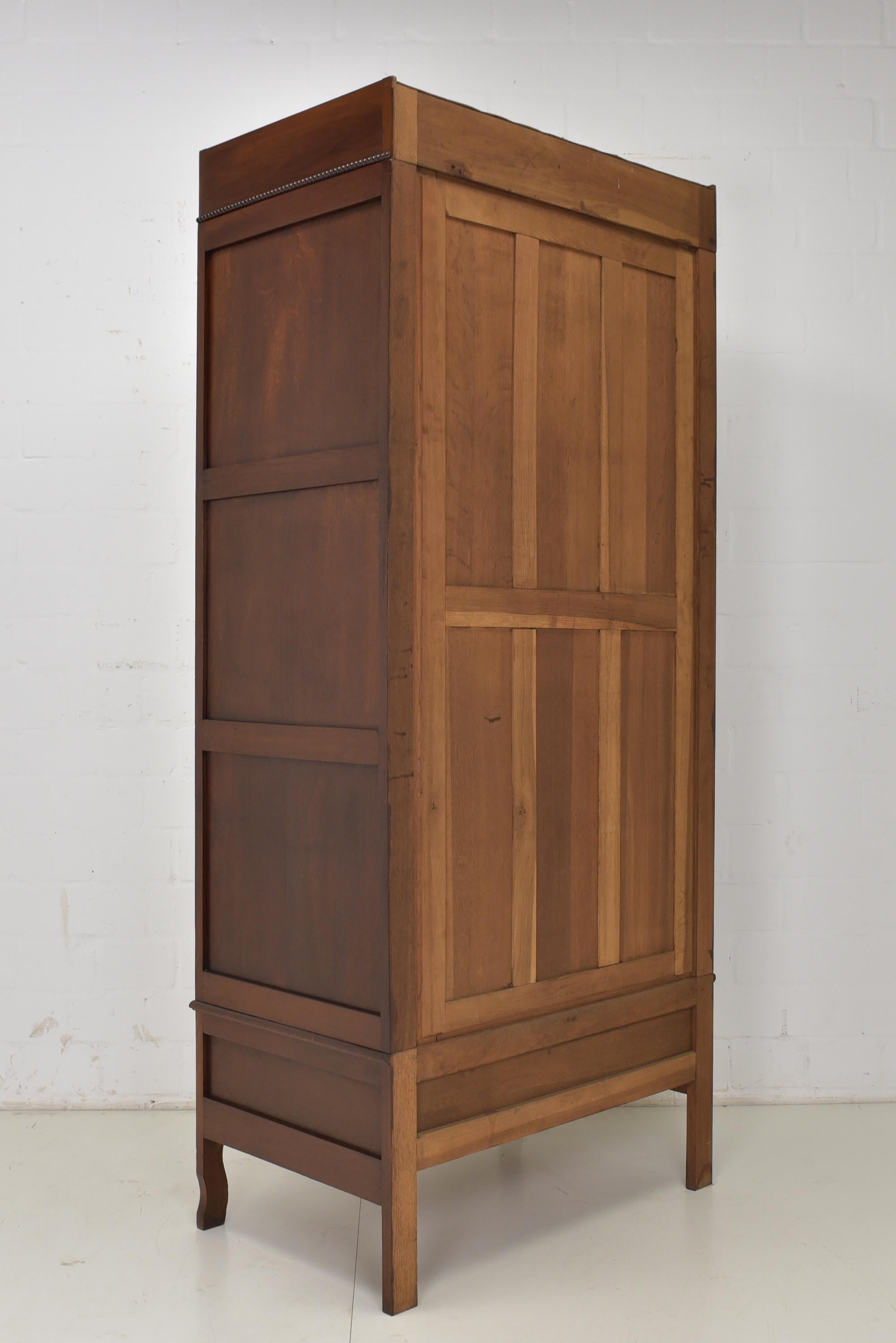 Art-déco-Kleiderschrank mit einer Tür und Bodenschrank aus Eiche, 1930 im Angebot 6