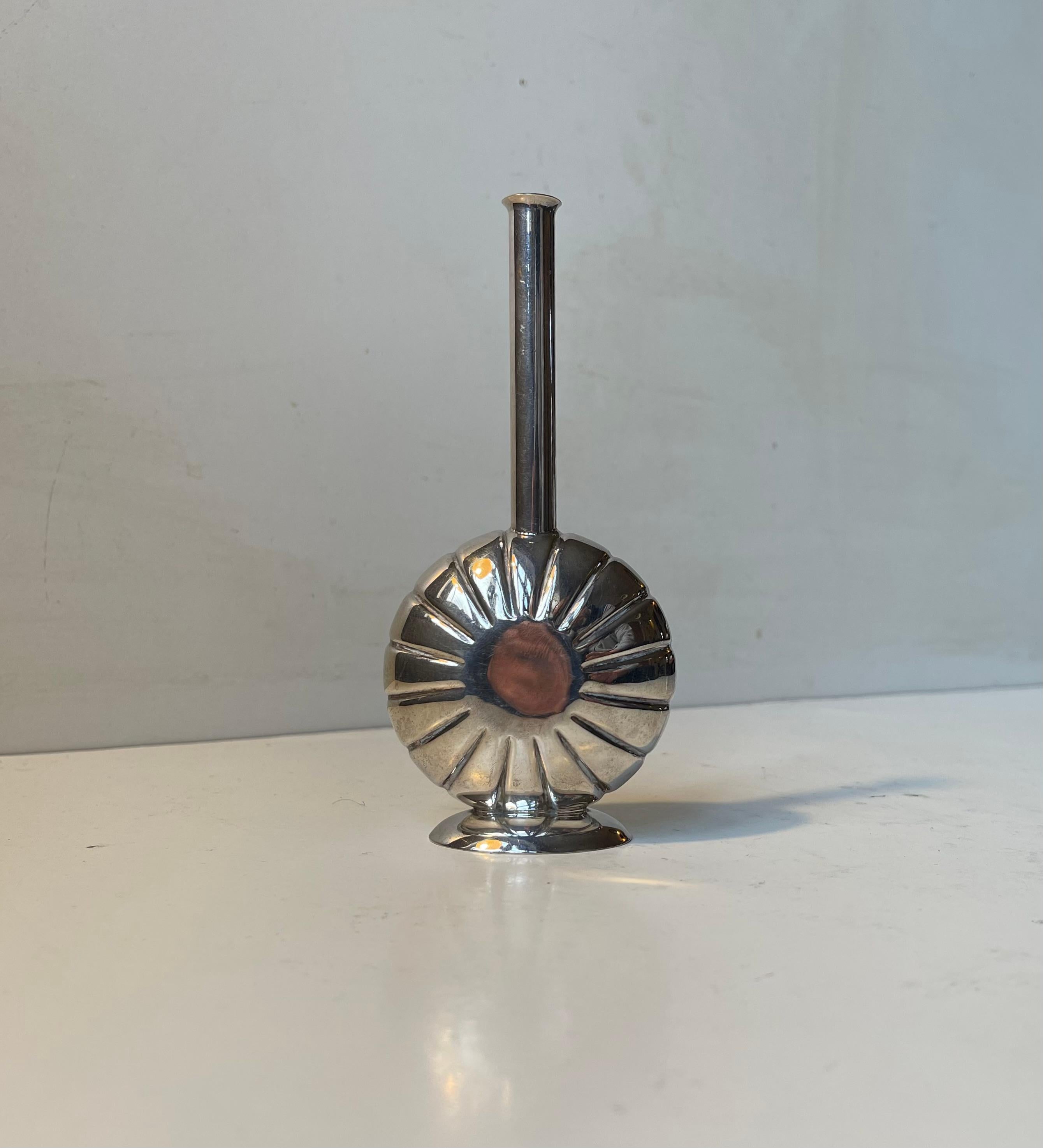 Un piccolo vaso scandinavo per orchidee o fiori singoli in metallo placcato argento. Design art deco a conchiglia e collo lungo e snello. Regalo di Hallmark per l'argento galvanizzato. Condizioni d'epoca belle e ben tenute. 

Misure: H: 15 cm, W: 7