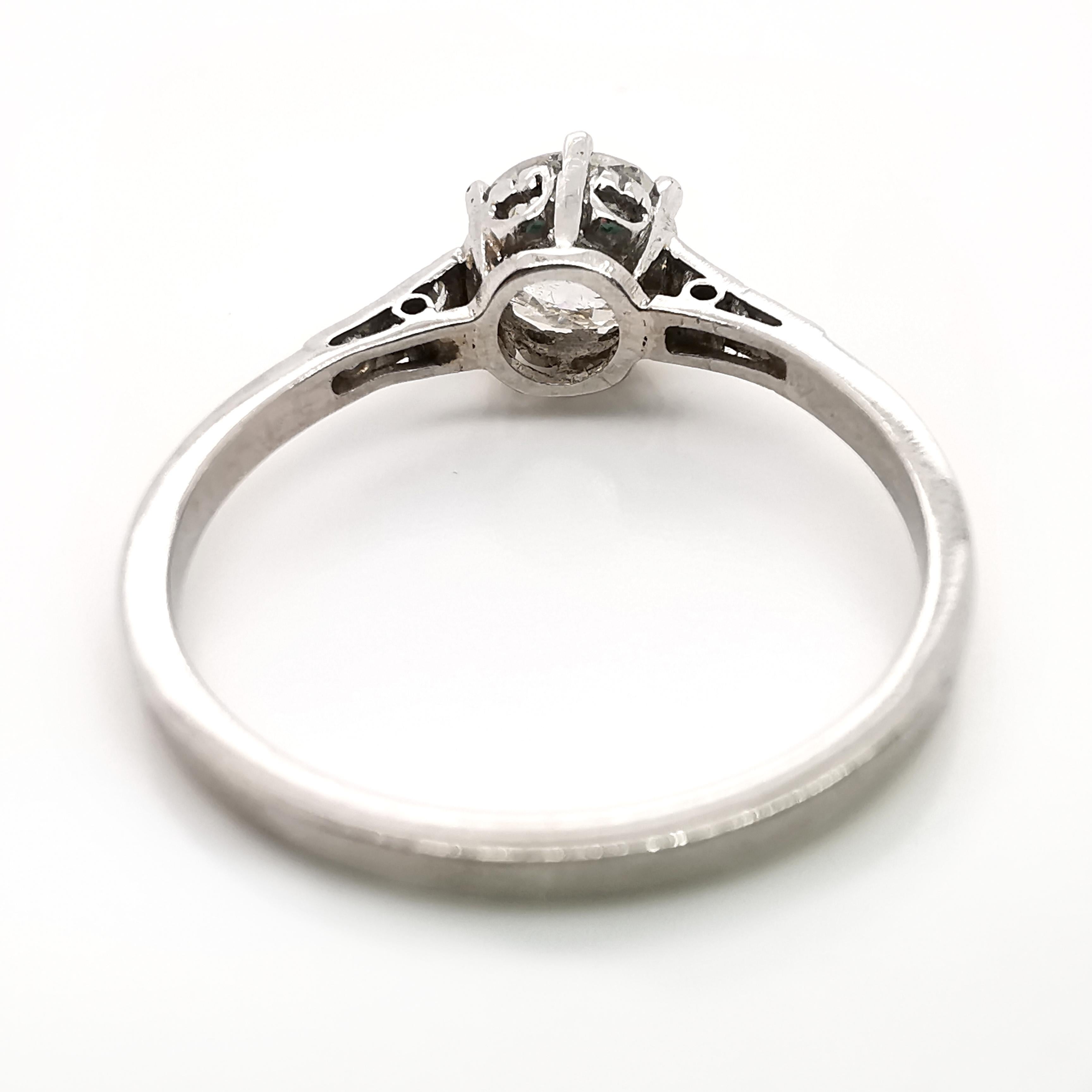 Taglio antico europeo Anello Single Stone in platino e diamanti, 0,84 carati, circa 1930 in vendita