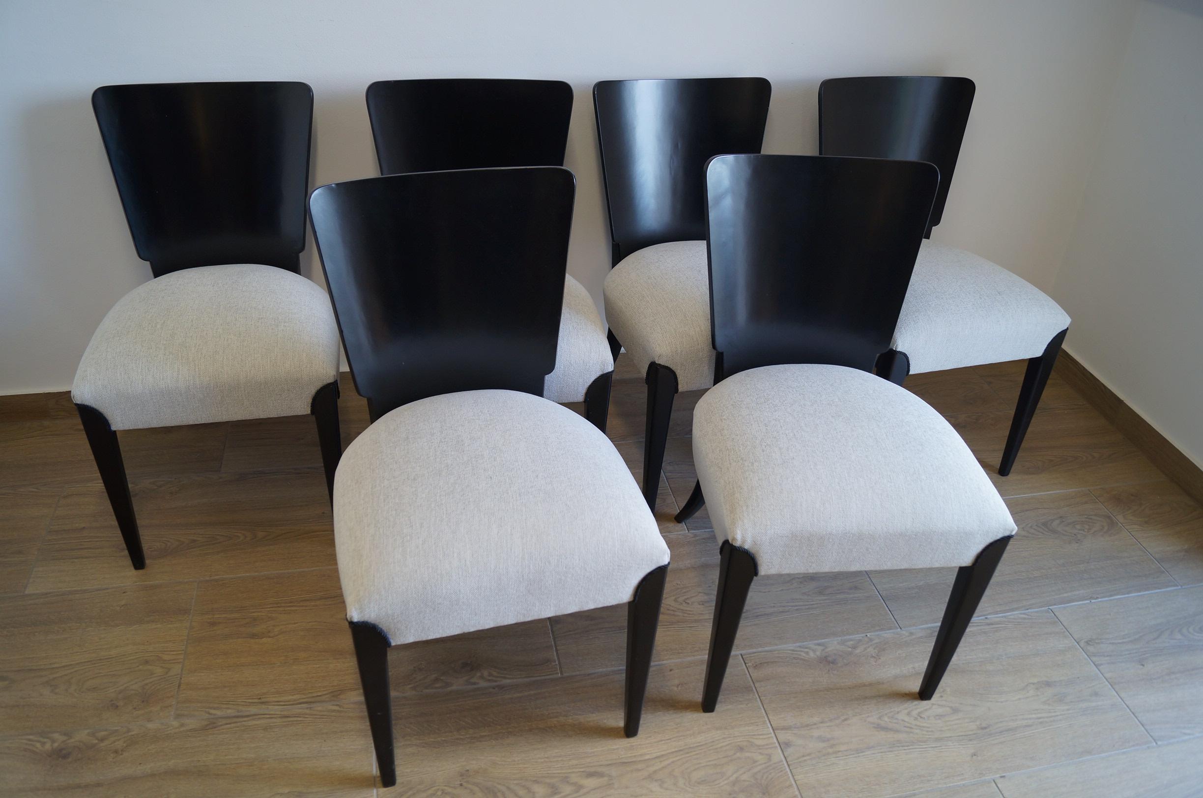 Art Déco quatre chaises de J.Halabala de 1950 nous présentons les chaises de J.Halabala des années 1950 (un designer tchèque classé parmi les créateurs les plus remarquables de la période moderne. L'apogée de sa carrière se situe dans les années