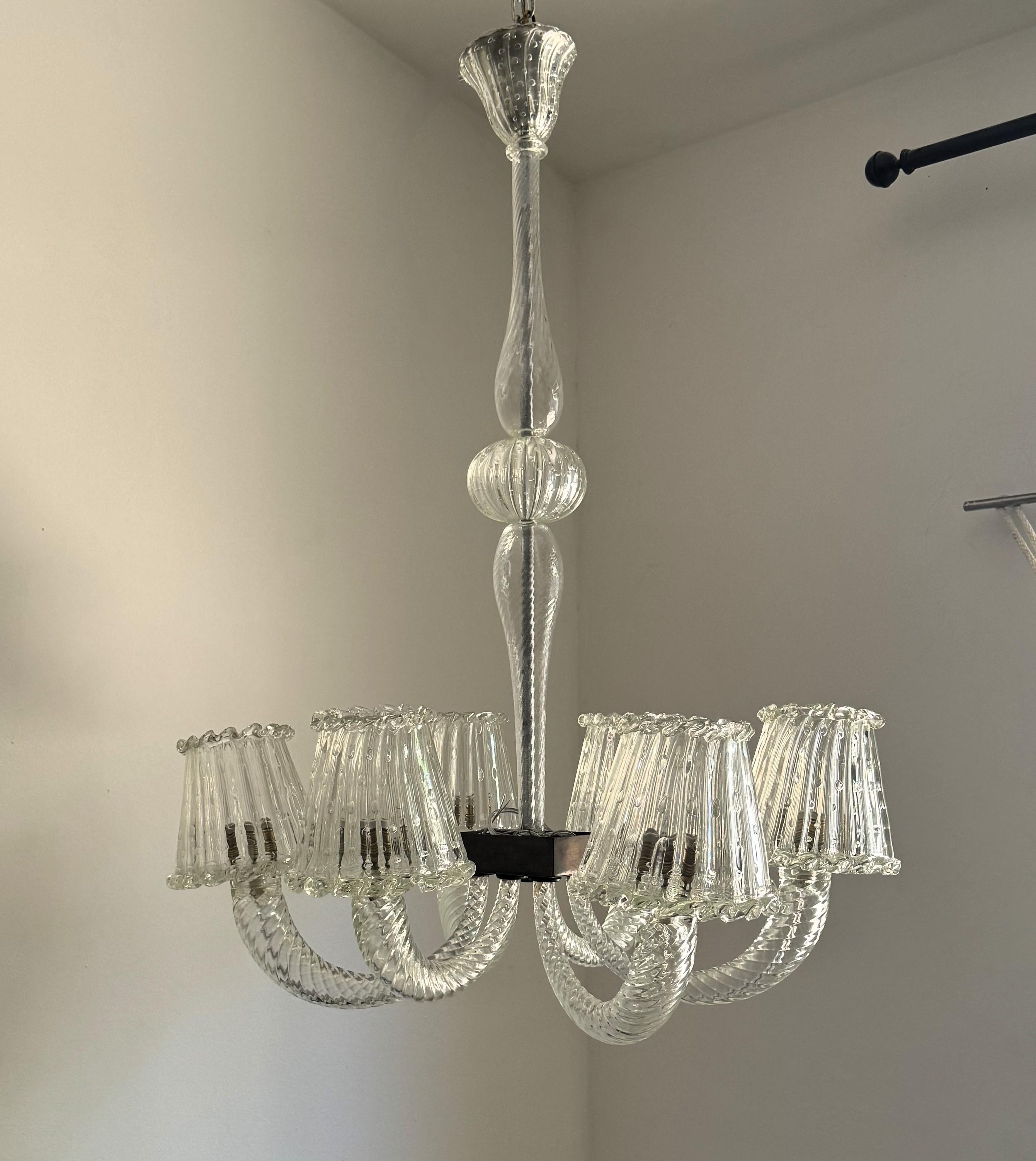 Large Murano glass  chandelier consisting of 6 lights and made in clear glass and some pieces with some controlled air bubble decoration.
Manufactured between 1920 and 1940 in the island of Murano Italy, this design and techniques are very