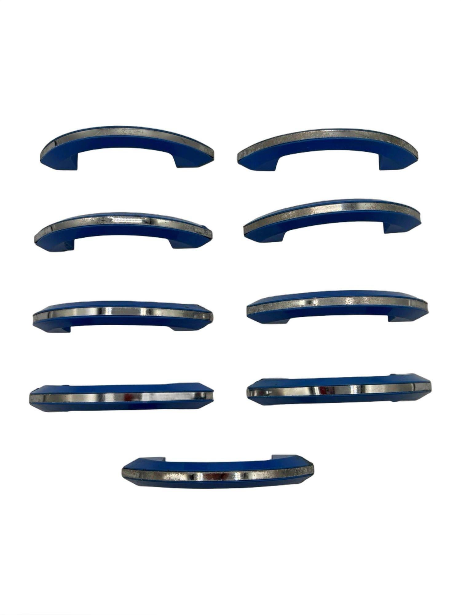 Set di 9 pomelli per cassetti e porte in Catalin (bachelite colorata) di colore azzurro candy, ciascuno con una striscia cromata al centro. Completa i mobili della tua cucina d'epoca con questi classici dell'era Art Deco con un sorprendente colore