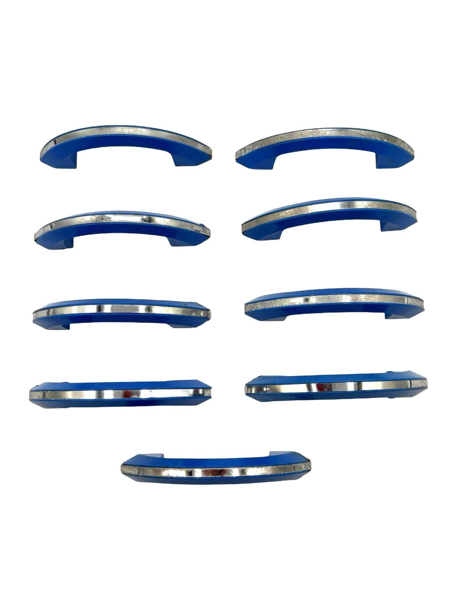 Set di 9 pomelli per cassetti e porte in Catalin (bachelite colorata) di colore azzurro candy, ciascuno con una striscia cromata al centro. Completa i mobili della tua cucina d'epoca con questi classici dell'era Art Deco con un sorprendente colore