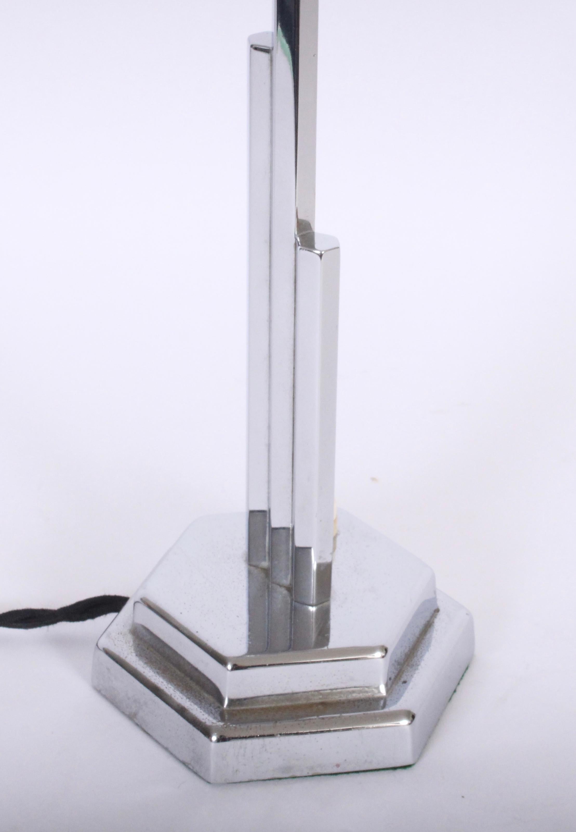 Plaqué Lampe de bureau Art Déco « gratte-ciel » en chrome avec abat-jour étoilé, années 1930 en vente