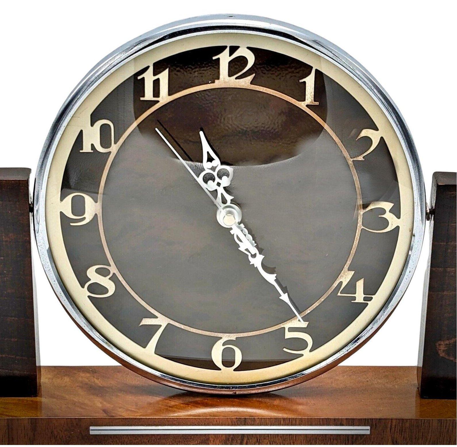 Art Deco Wolkenkratzer Chrom & Nussbaum Mantle Clock, Englisch, um 1930 (Art déco) im Angebot