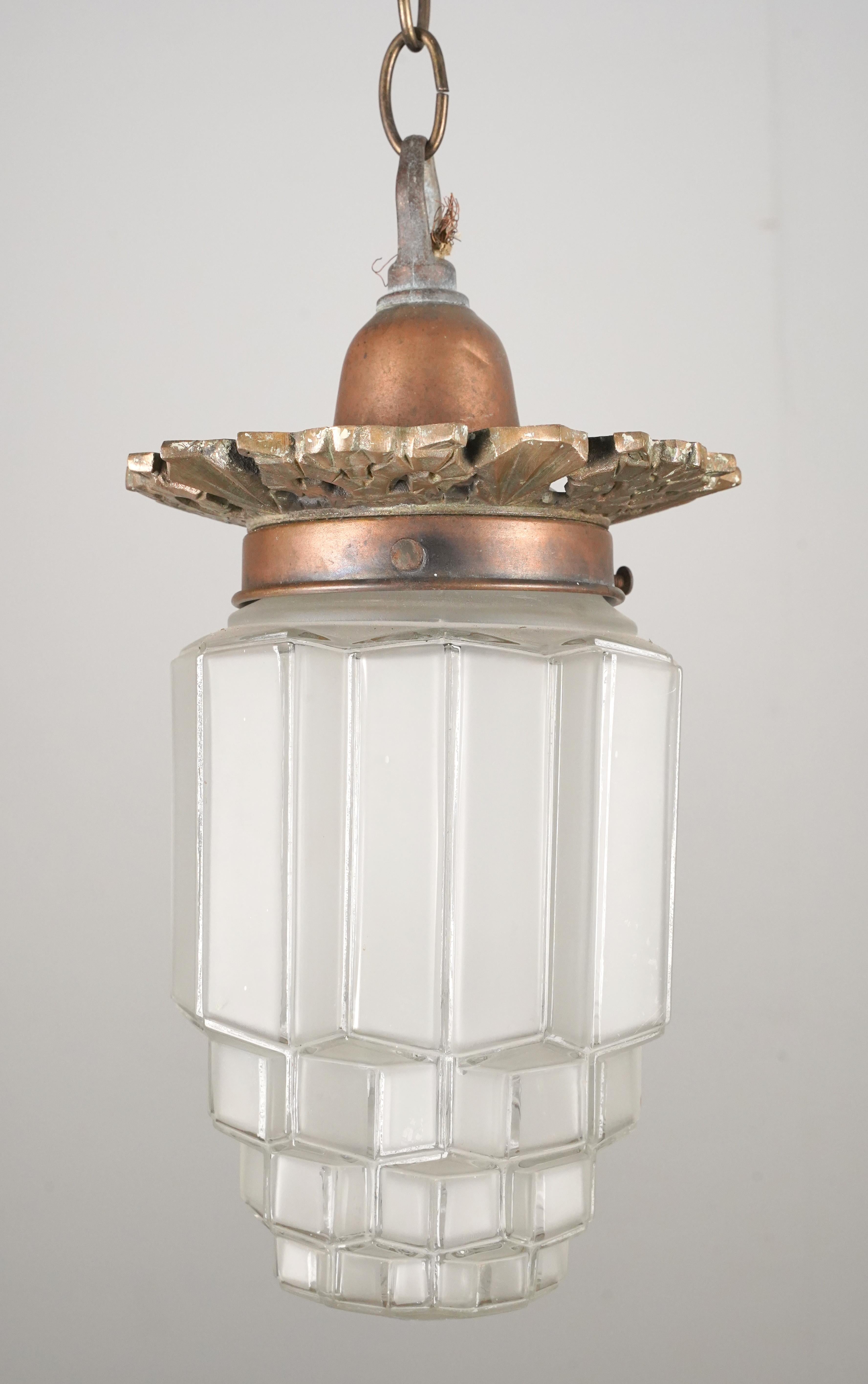 Suspension de style Arte Antiques composée d'un globe 