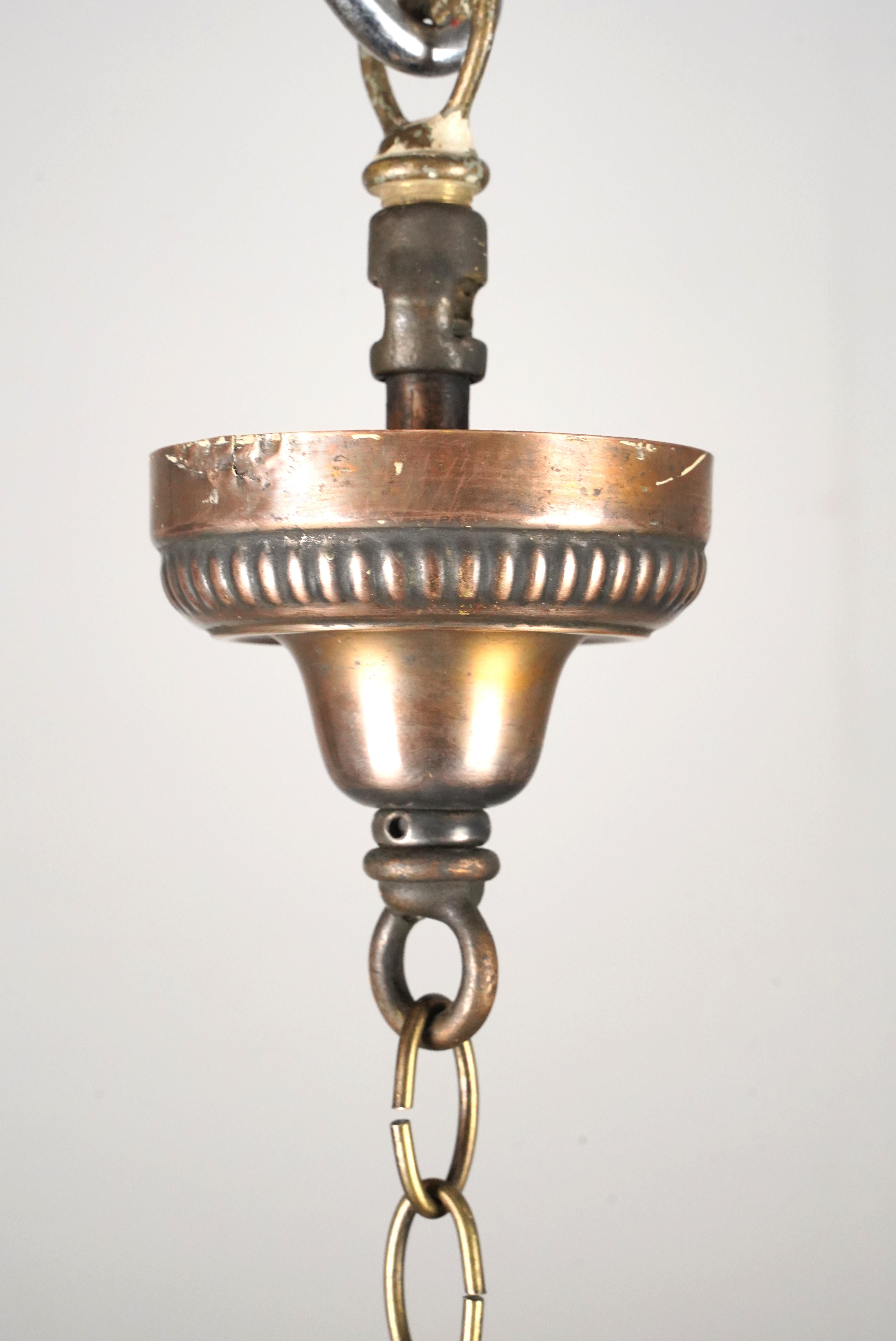Pendentif Skyscraper Art Déco en verre et chaîne en laiton Bon état - En vente à New York, NY