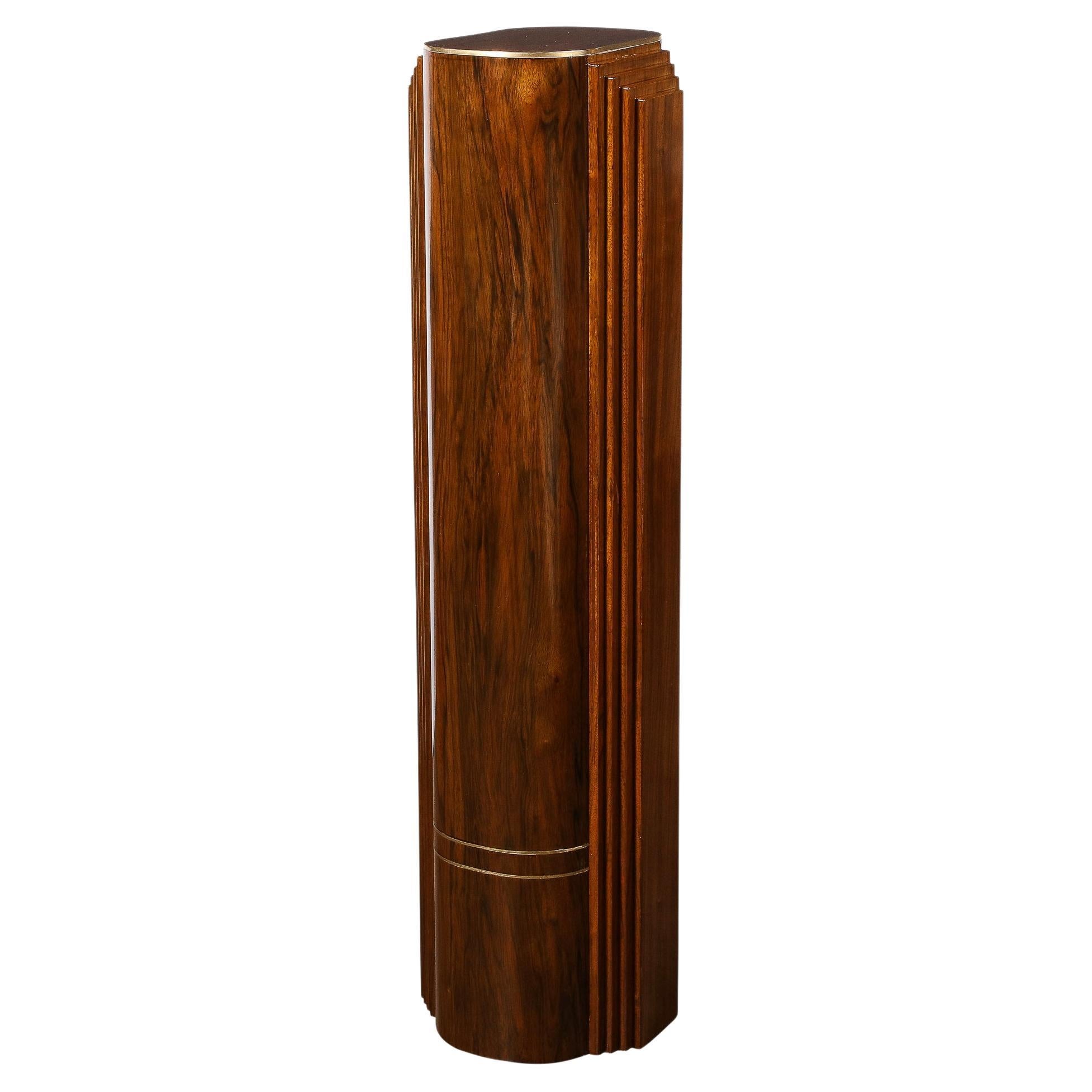 Art Deco Skyscraper Pedestal en noyer assorti aux livres, frotté à la main, avec incrustations en laiton en vente