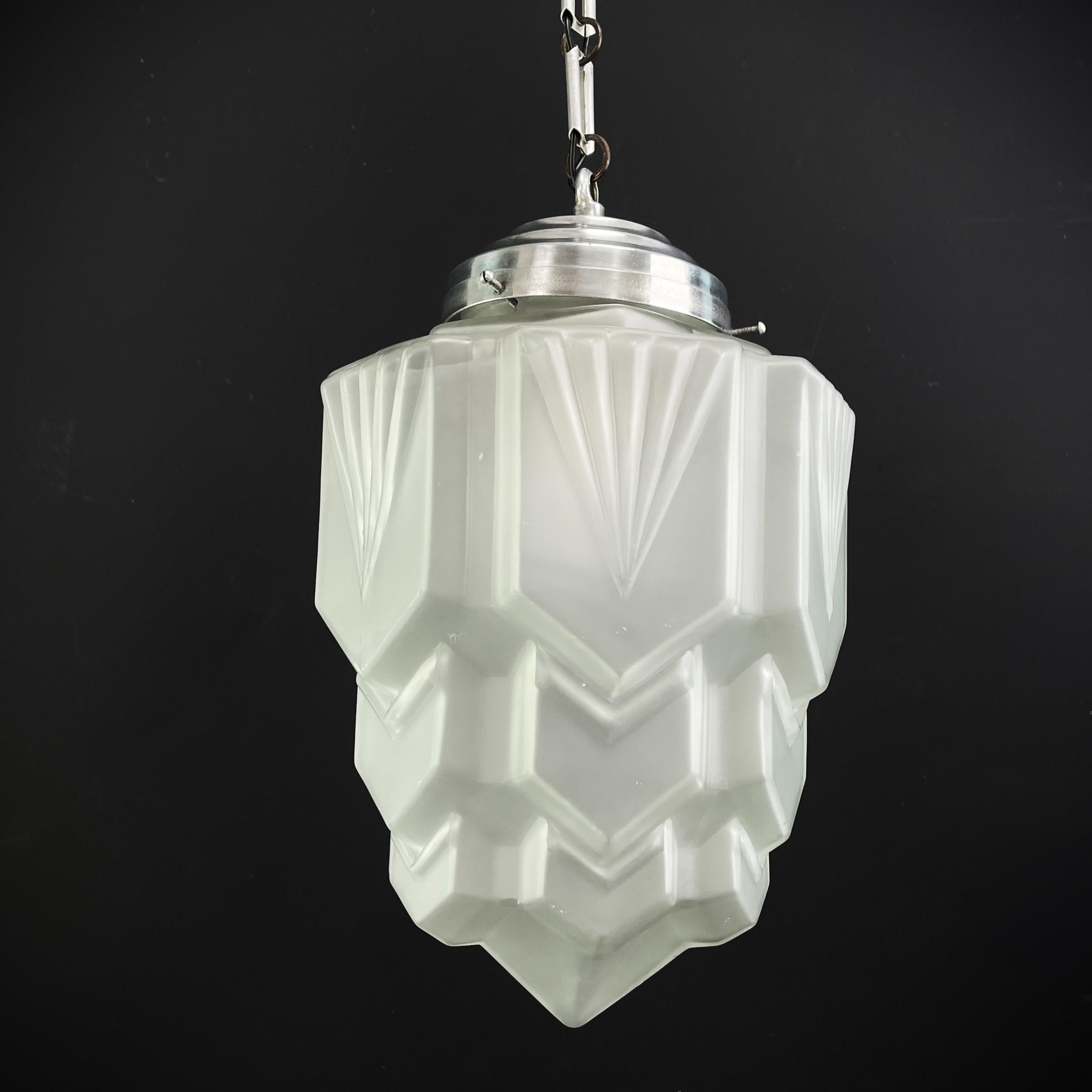 Lampadario Art Déco Lampada da soffitto a forma di grattacielo, anni '30

Questa lampada a grattacielo Art Deco degli anni '30 è un esempio eccezionale dell'eleganza e della raffinatezza dello stile Art Deco. Con la sua combinazione di alluminio e