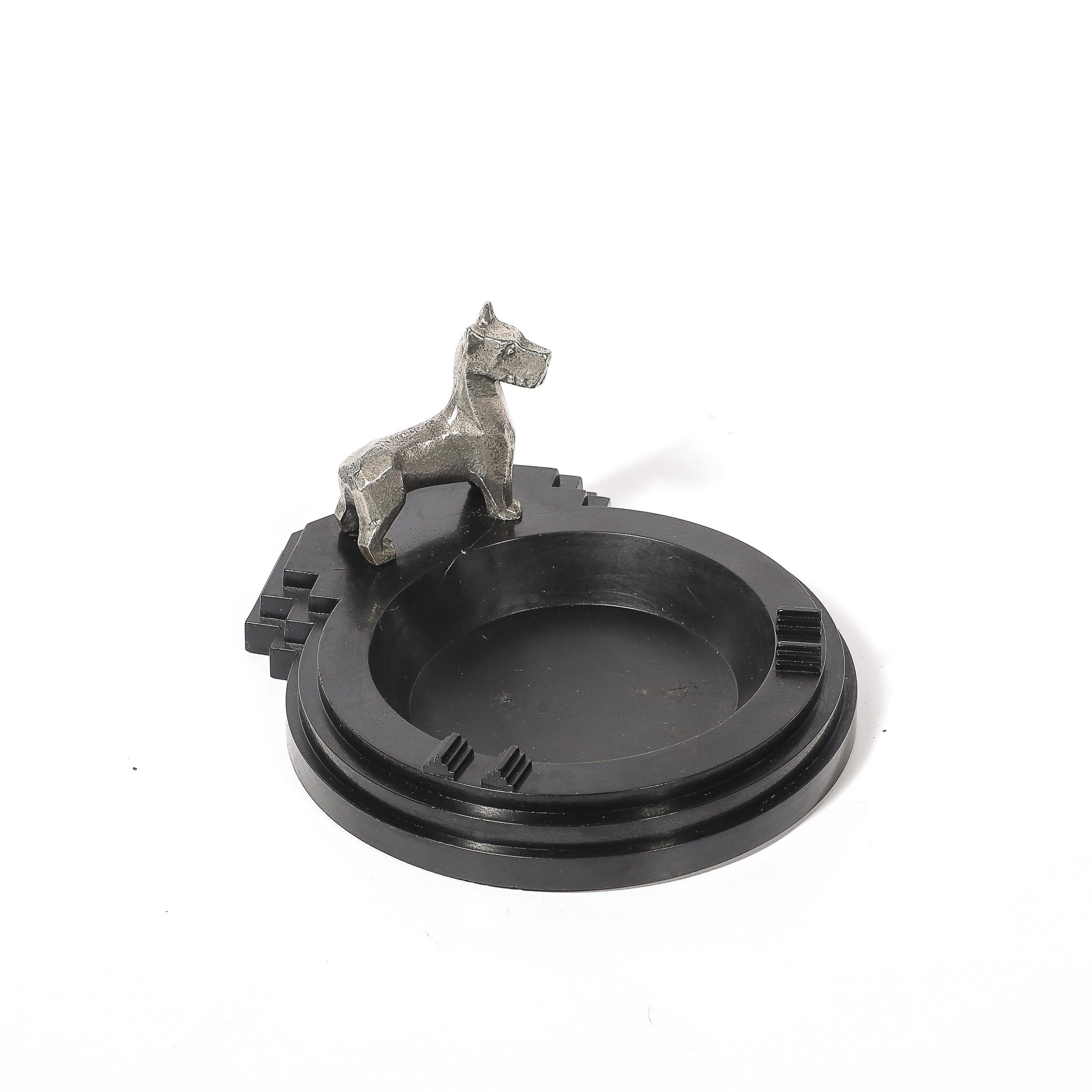 Questo affascinante posacenere o poggiapipe in stile Art Déco, realizzato in America intorno al 1935, è una deliziosa combinazione di funzionalità e design stravagante. Caratterizzato da una sorprendente base in bachelite nera con forme geometriche