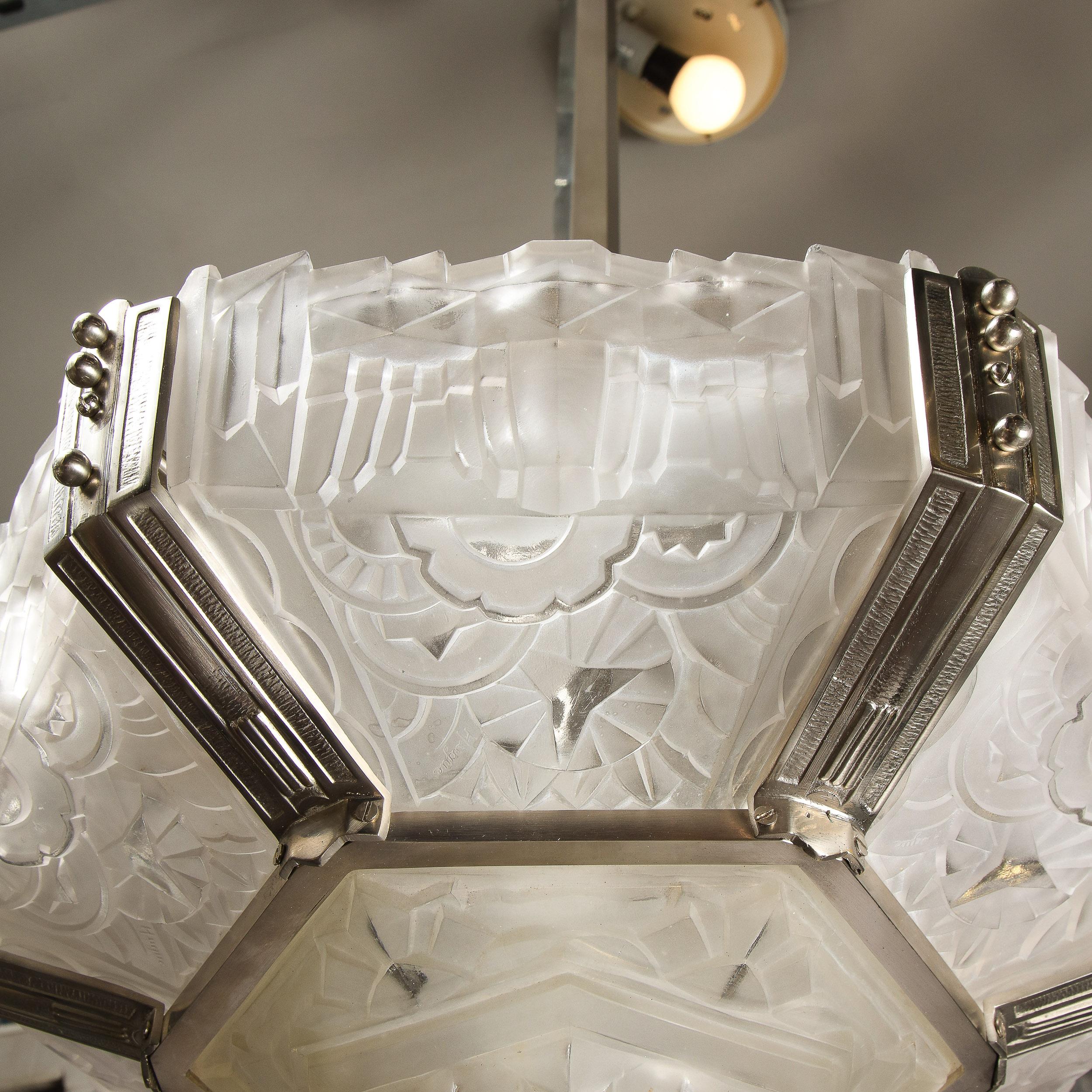 Art-Déco-Kronleuchter im Wolkenkratzer-Stil aus versilberter Bronze und mattiertem Glas von Hugue im Angebot 7