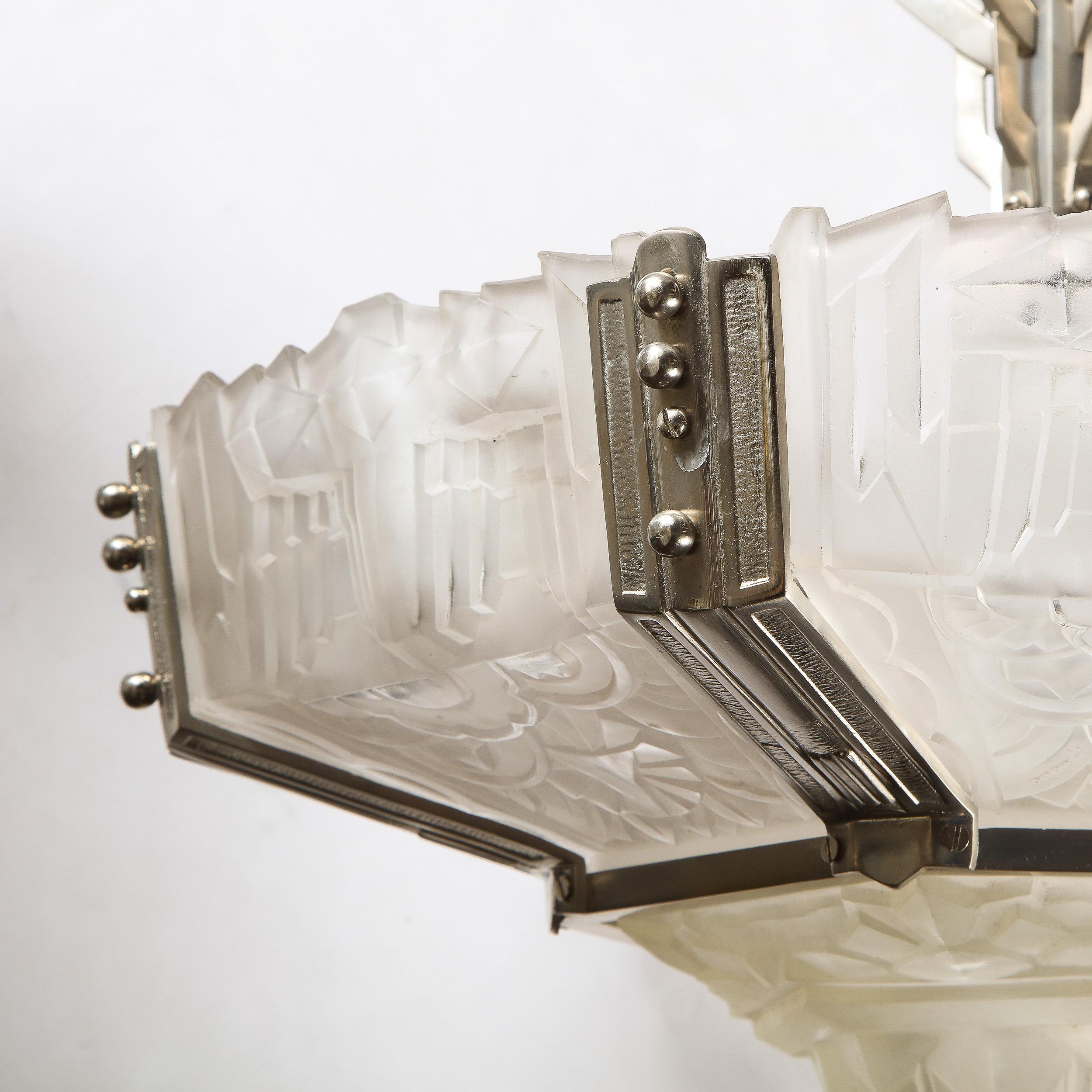 Araña estilo rascacielos Art Déco en bronce plateado y cristal esmerilado de Hugue Francés en venta