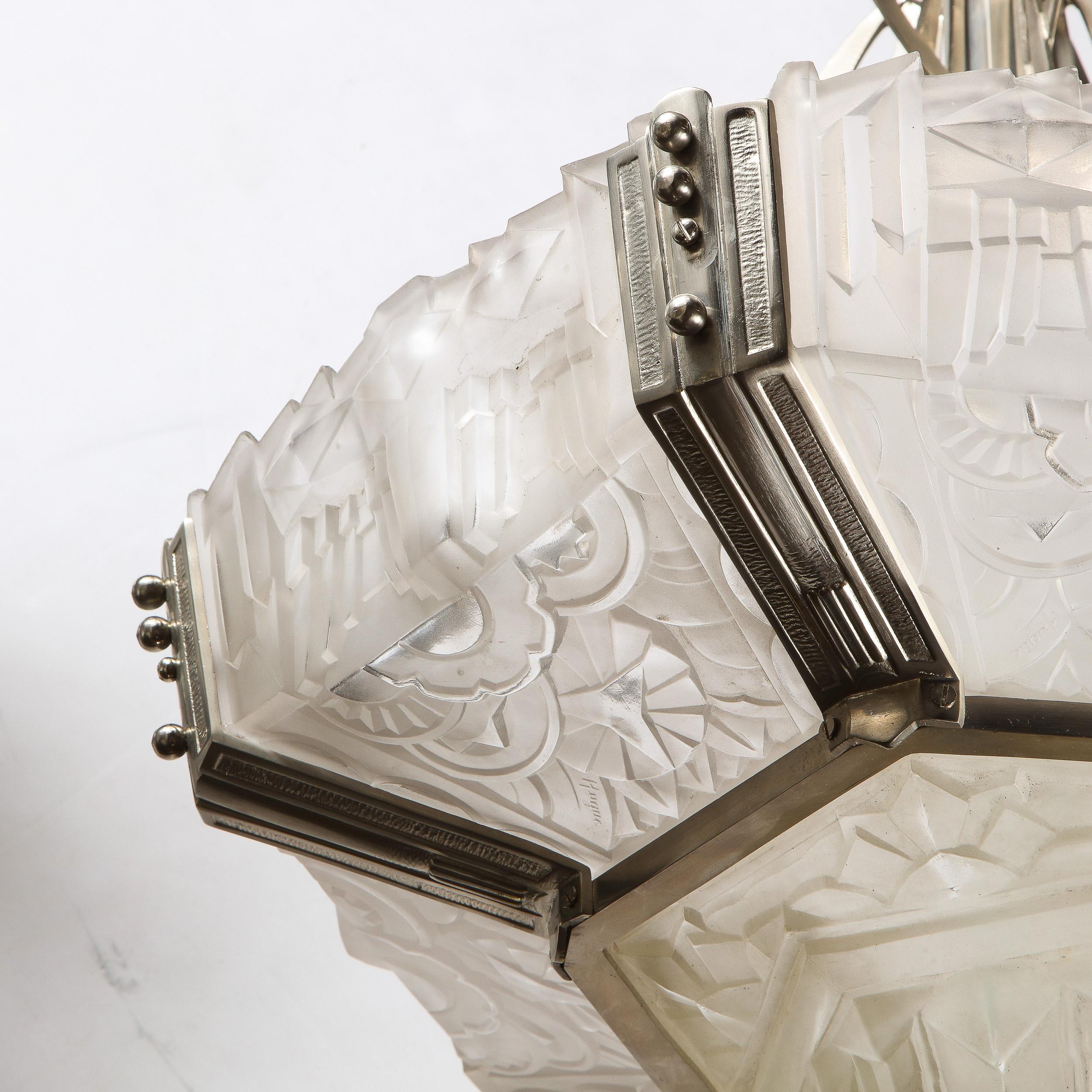 Araña estilo rascacielos Art Déco en bronce plateado y cristal esmerilado de Hugue Vidrio artístico en venta