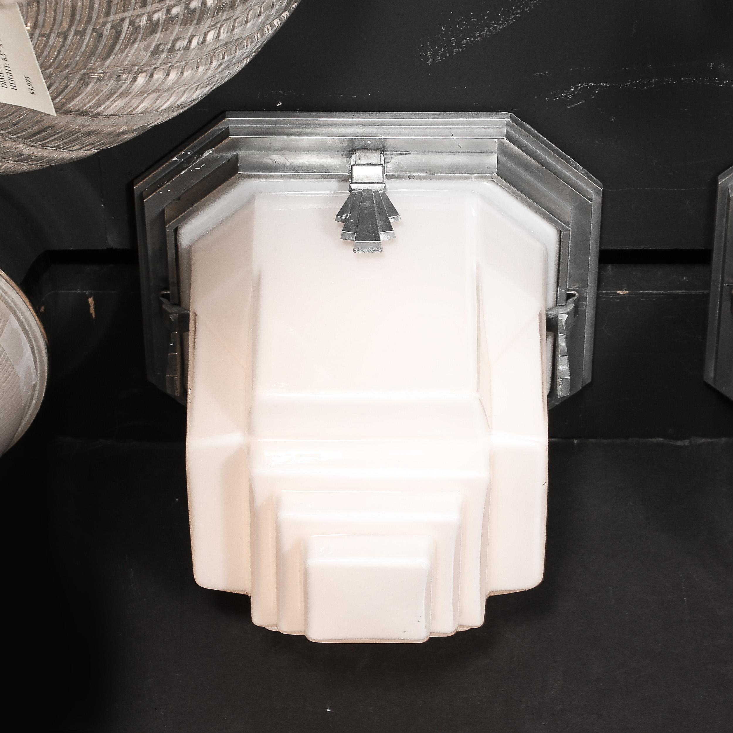 Montures encastrées de style gratte-ciel Art déco en verre dépoli avec raccords en aluminium poli en vente 4