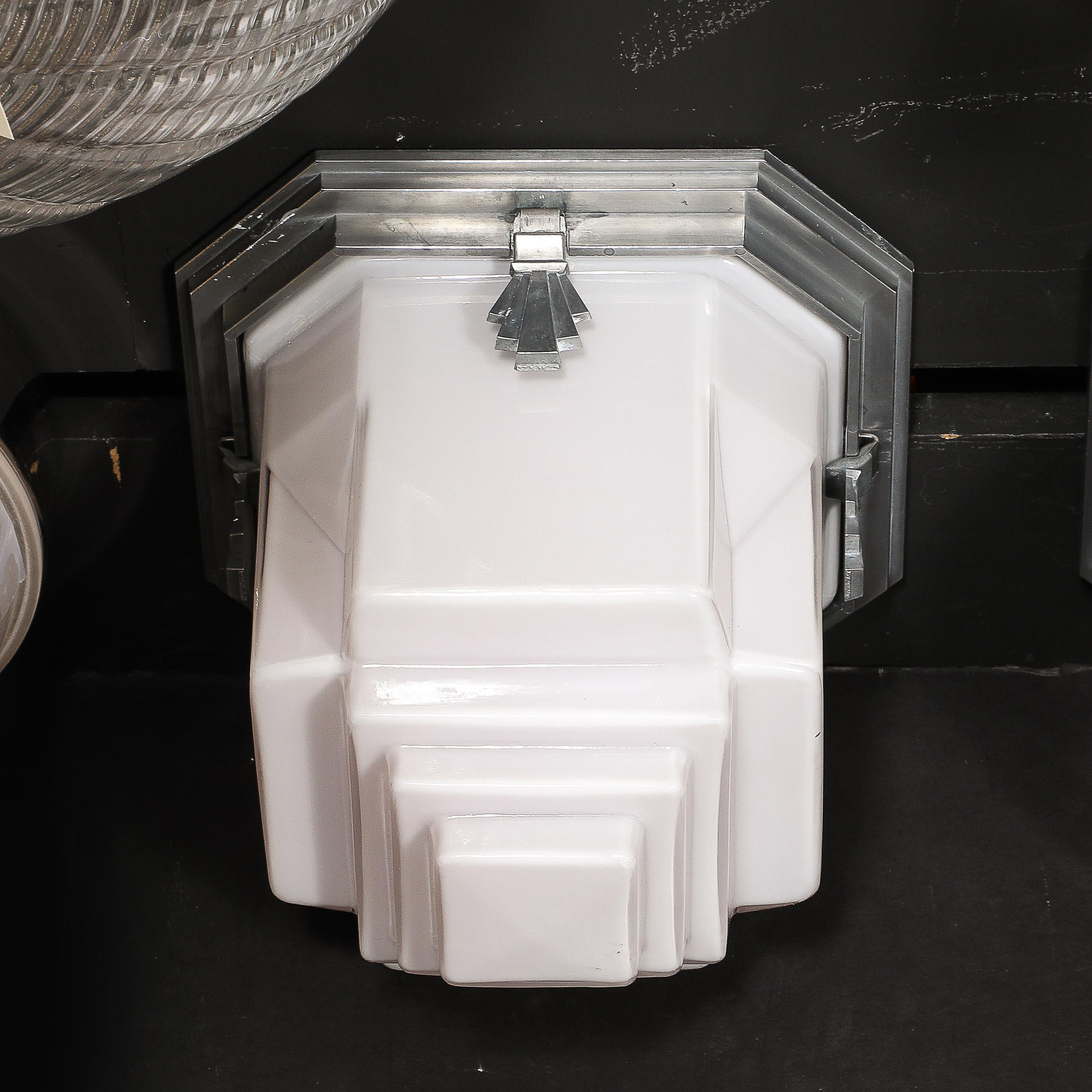 Montures encastrées de style gratte-ciel Art déco en verre dépoli avec raccords en aluminium poli en vente 5