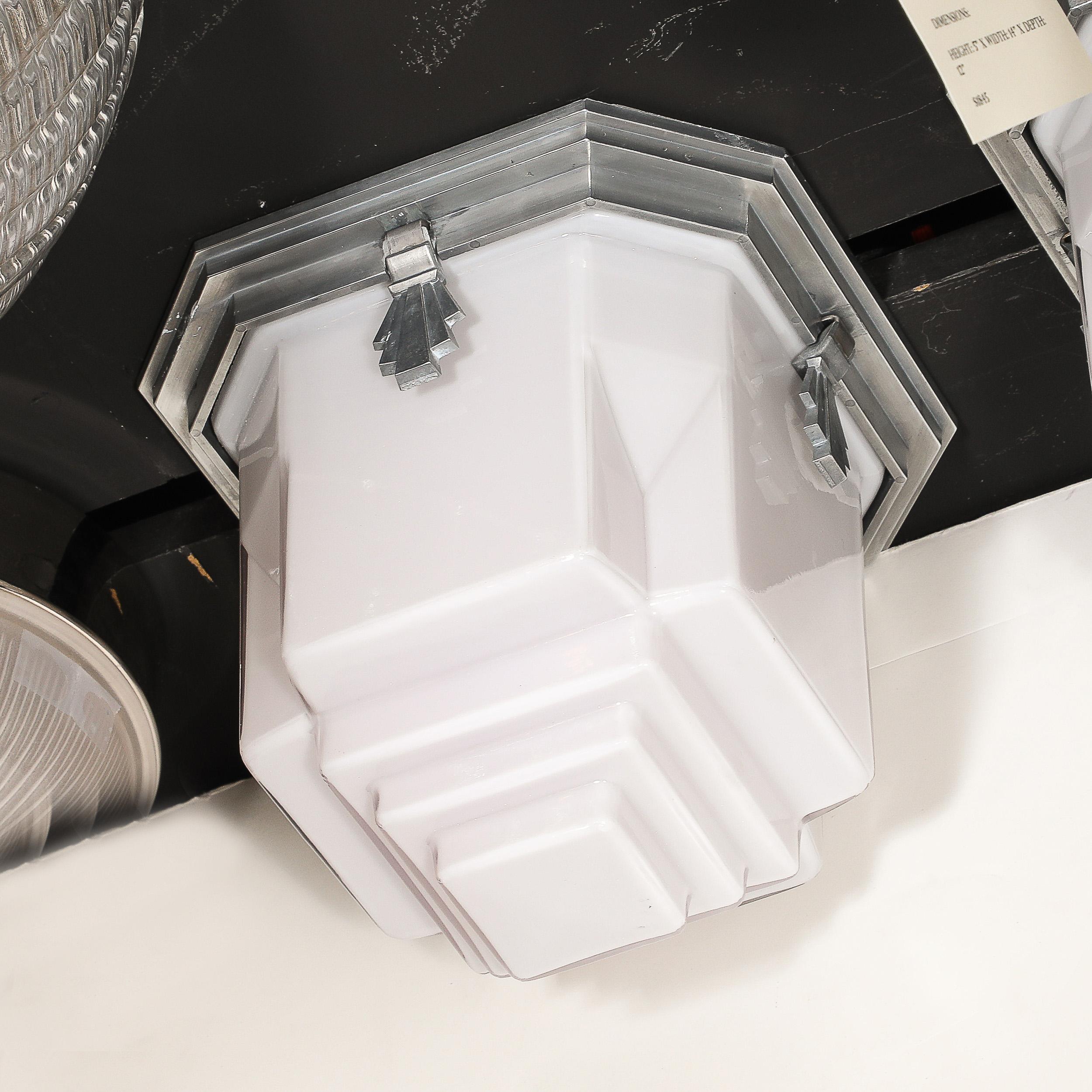 Montures encastrées de style gratte-ciel Art déco en verre dépoli avec raccords en aluminium poli en vente 7