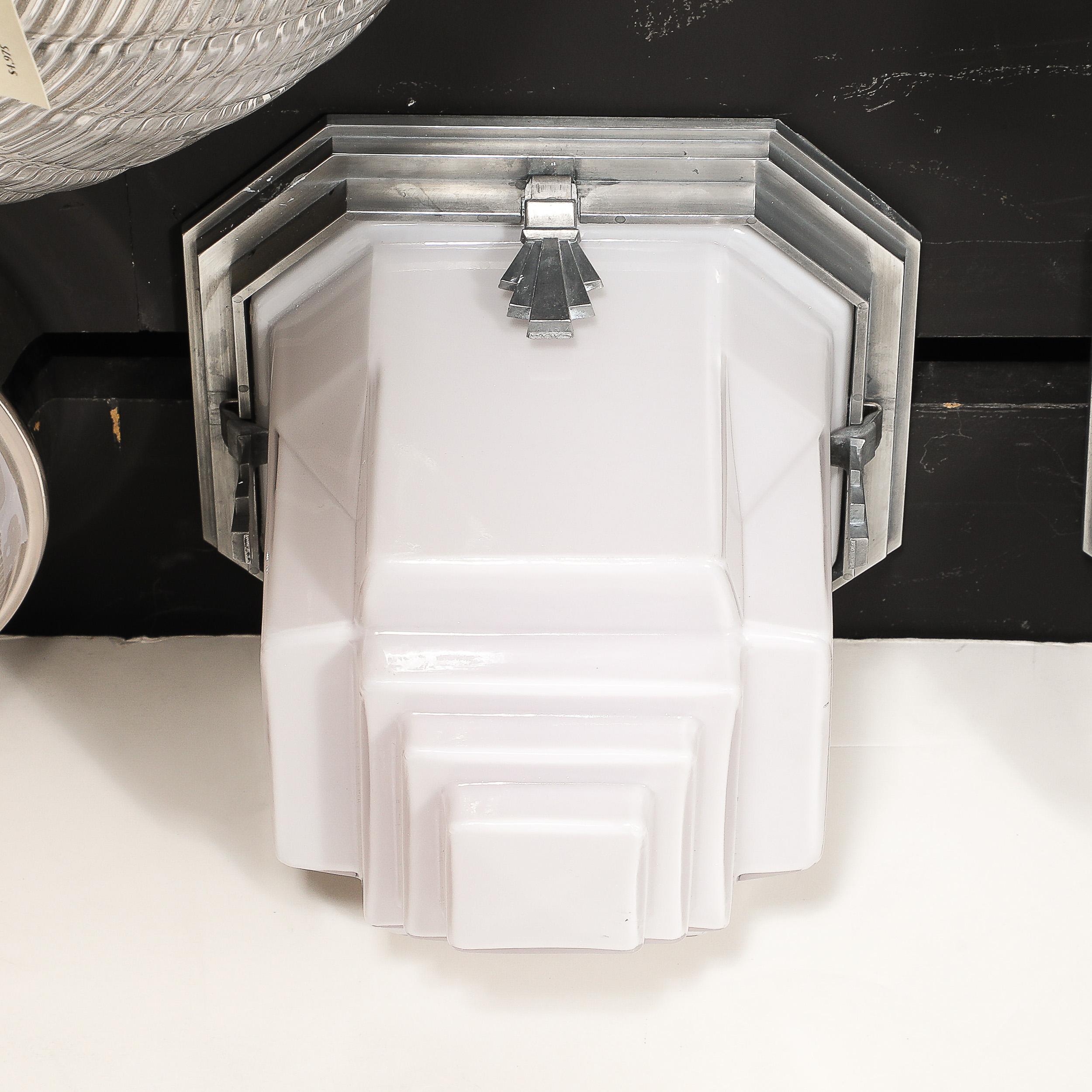 Montures encastrées de style gratte-ciel Art déco en verre dépoli avec raccords en aluminium poli en vente 8