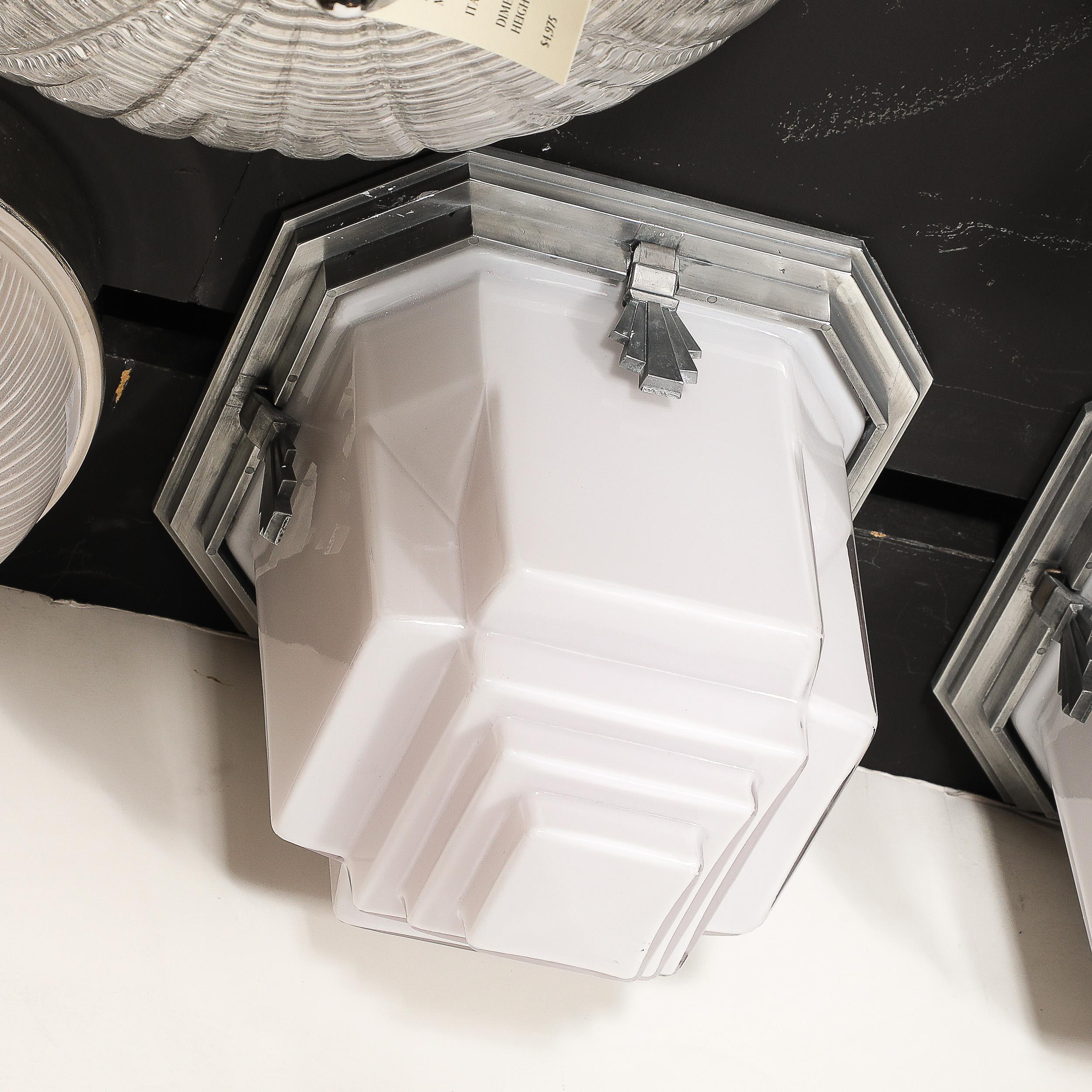 Montures encastrées de style gratte-ciel Art déco en verre dépoli avec raccords en aluminium poli en vente 9